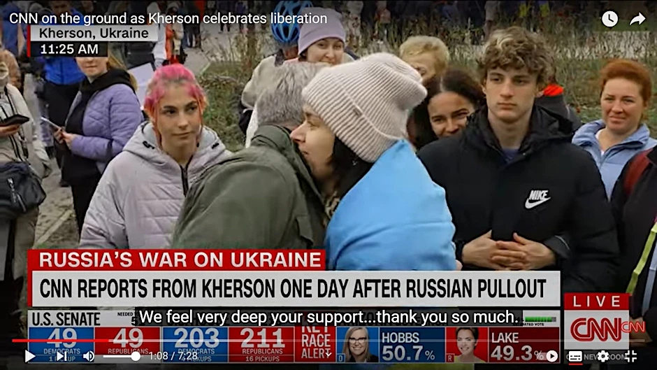 CNN-Reporter Nic Robertson umarmt eine Ukrainerin im befreiten Cherson am 12. November 2022.