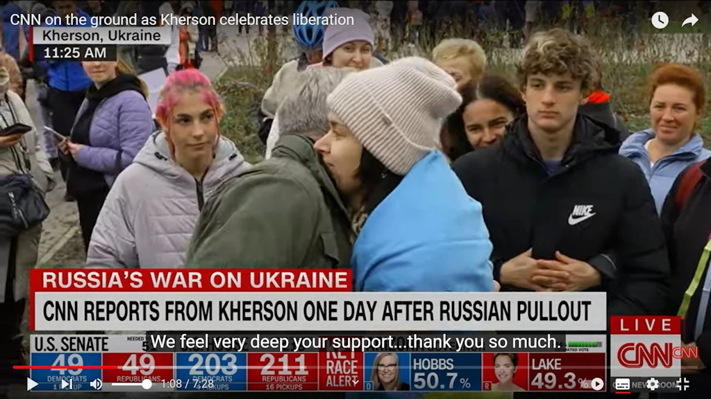 CNN-Reporter umarmt Ukrainerin in Cherson, die sich für die Unterstützung bedankt