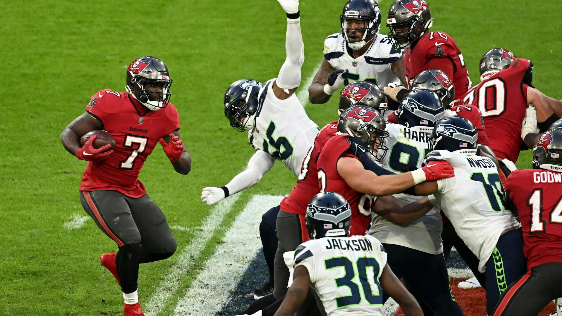 Leonard Fournette (li.) von Tampa Bay spielt den Ball.