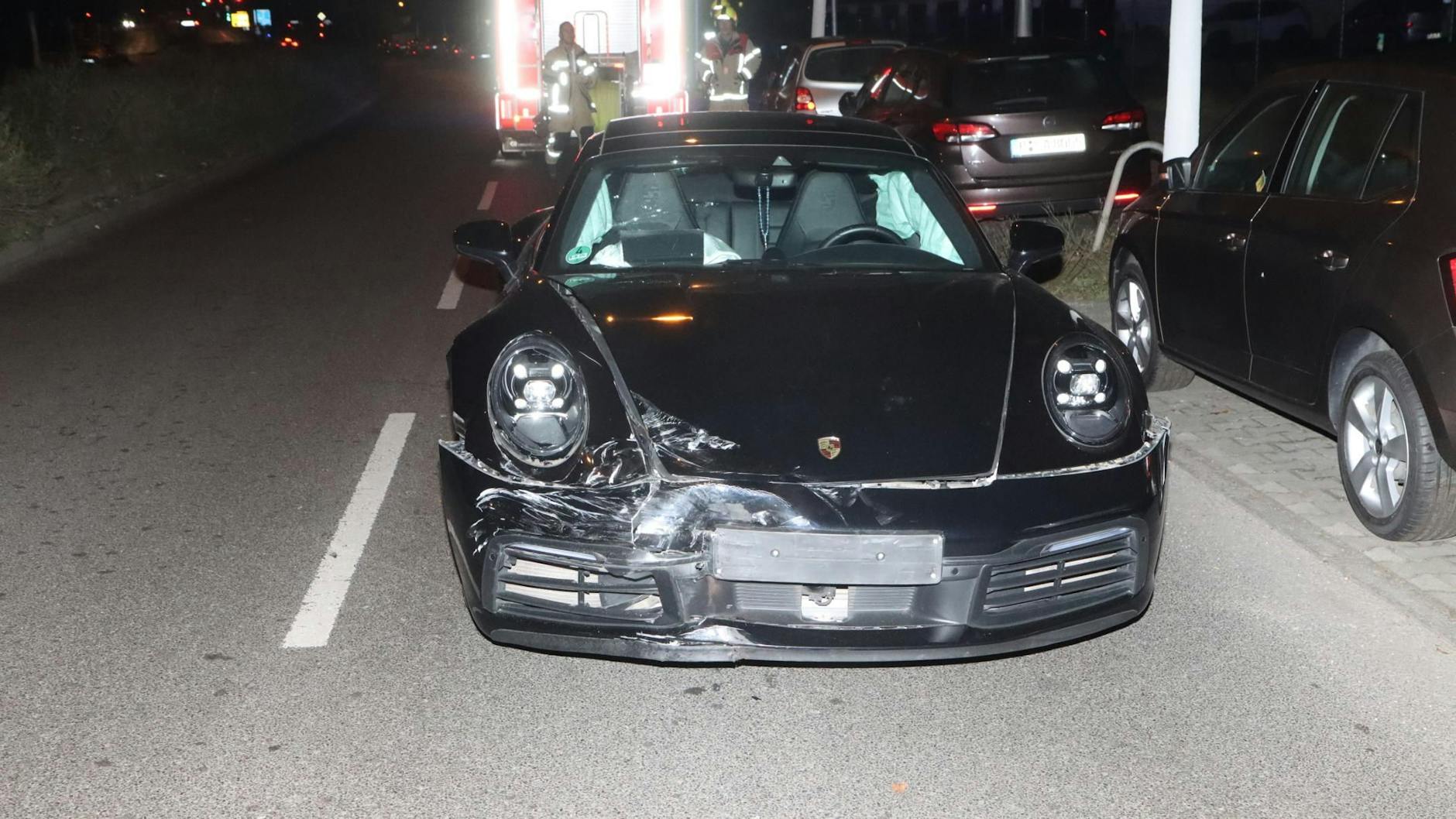Bei einem Unfall in Johannisthal wurde ein Porsche 911 geschrottet.