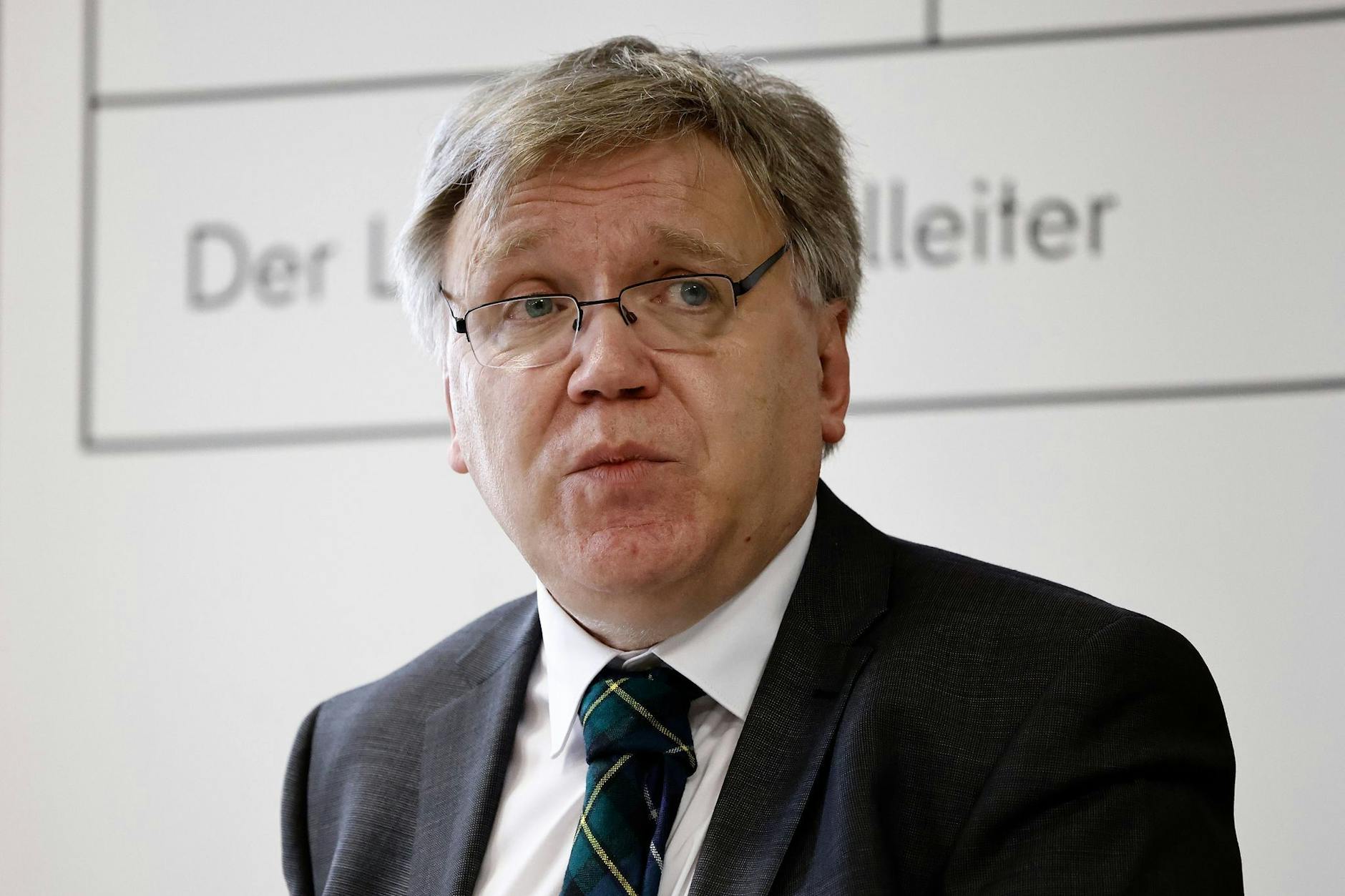 Landeswahlleiter Stephan Bröchler sieht nicht so fröhlich aus. Wenn die Wiederholungswahl in Berlin wieder in die Grütze geht, werden alle auf ihn zeigen.