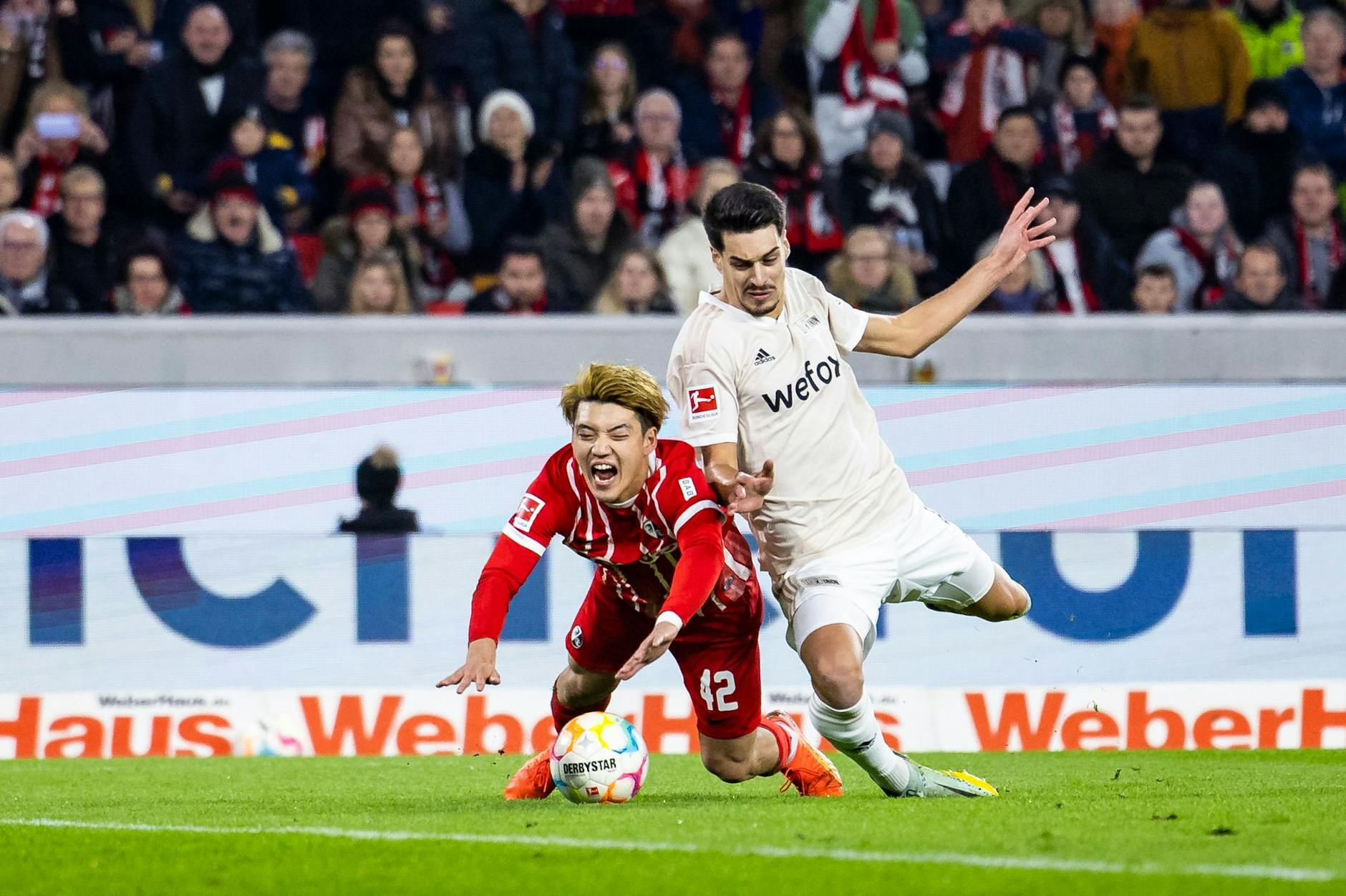 Diese Szene brach dem 1. Fc Union endgültig das Genick: Diogo Leite bringt Freiburgs Ritsu Doan (l.) zu Fall und kassiert Rot. 