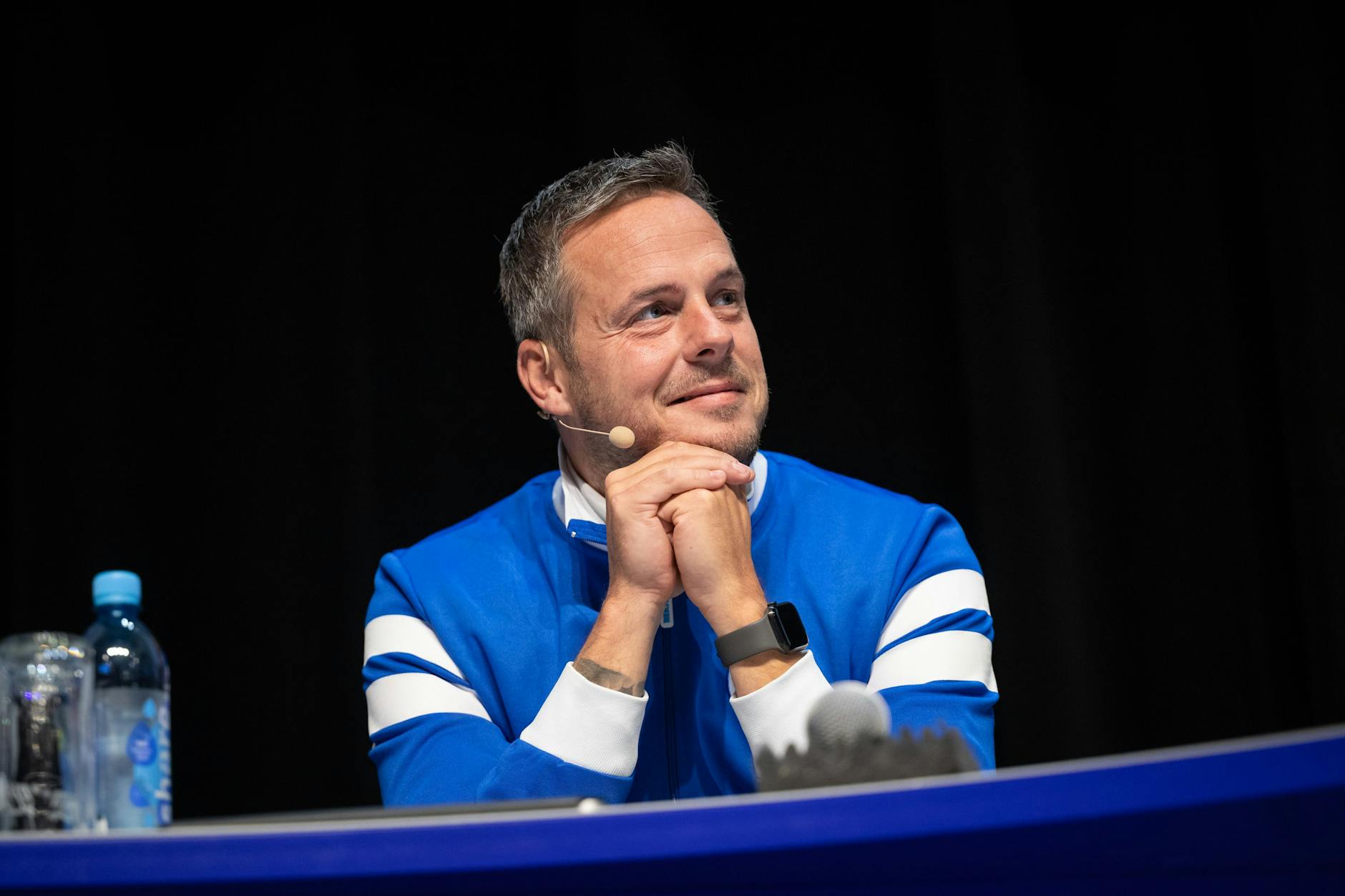 Präsident Kay Bernstein, natürlich mit seiner blauen Traditionsjacke, war mit der sechsstündigen Mitgliederversammlung am Ende sehr zufrieden. 