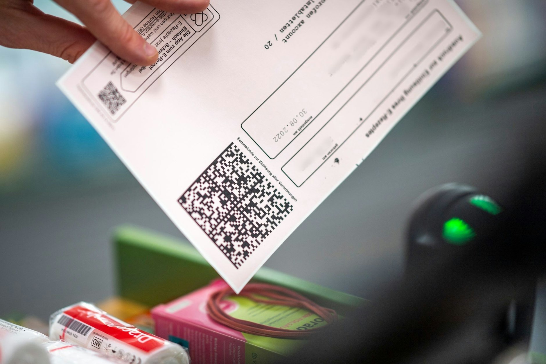 ARCHIV - Ein Apotheker scannt in seiner Apotheke den QR-Code eines E-Rezepts ein. Nach einer Testphase läuft ein schrittweiser Start des E-Rezepts an - zunächst bei Praxen und Kliniken in der Region Westfalen-Lippe. (zu dpa: Einzige Pilotregion für E-Rezept legt Vorhaben auf Eis)