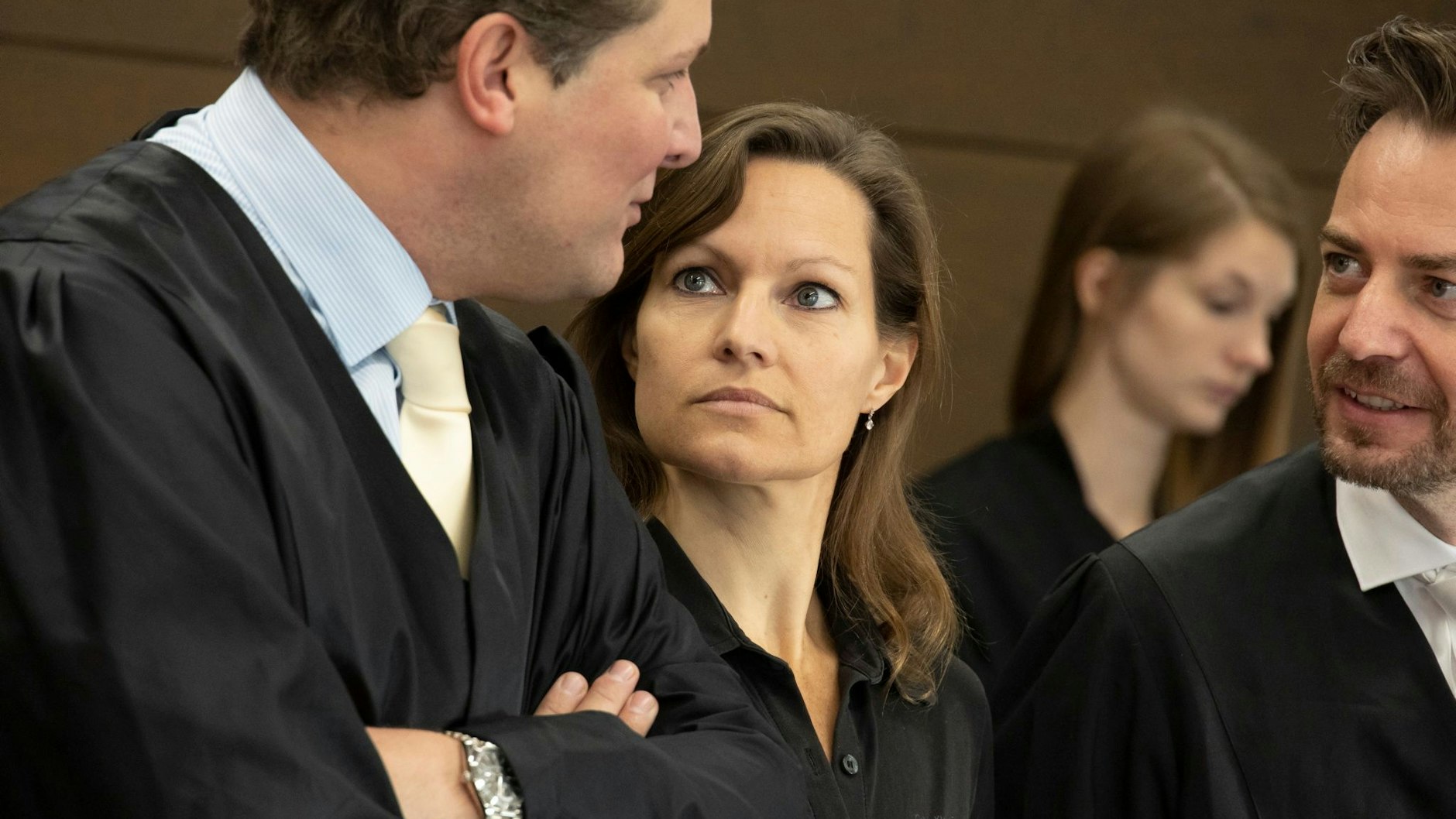 Dominique Voland mit ihren Anwälten vor Gericht.