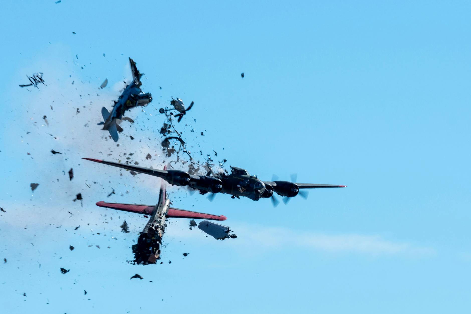 Der Moment der Katastrophe am vergangenen Samstag: Eine Boeing B-17 Flying Fortress und eine Bell P-63 Kingcobra kollidieren in der Luft während einer Flugshow auf dem Dallas Executive Airport.