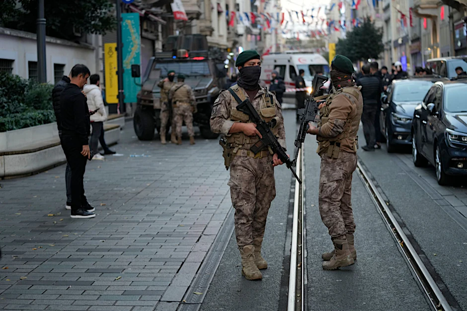 Bewaffnete Sicherheitskräfte stehen am Ort einer Explosion auf der beliebten Einkaufsstraße Istiklal in Istanbul