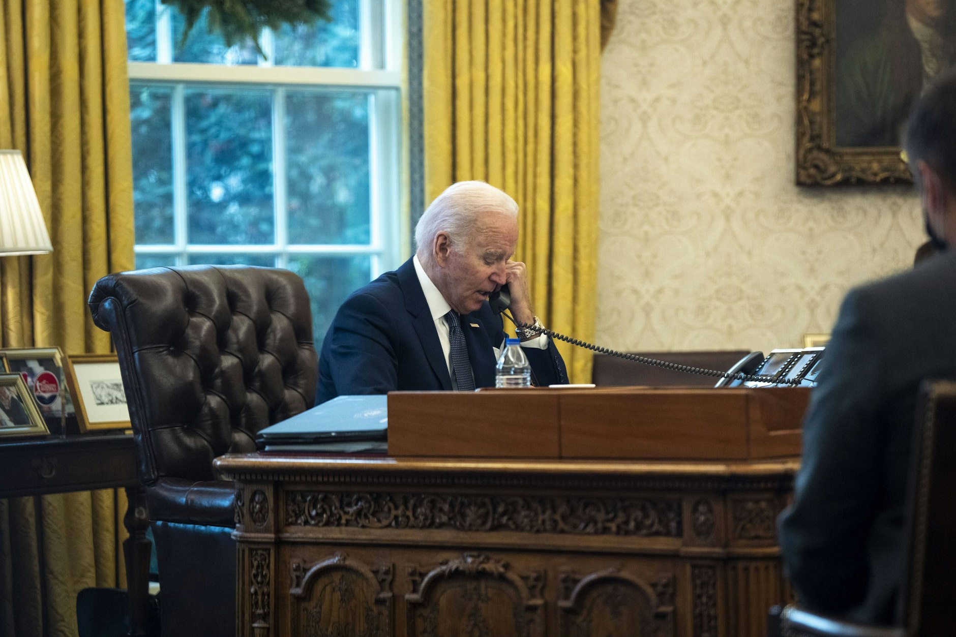 Joe Biden telefoniert mit dem ukrainischen Präsidenten Wolodymyr Selenskyj. Ein Bild aus dem Jahr 2021.