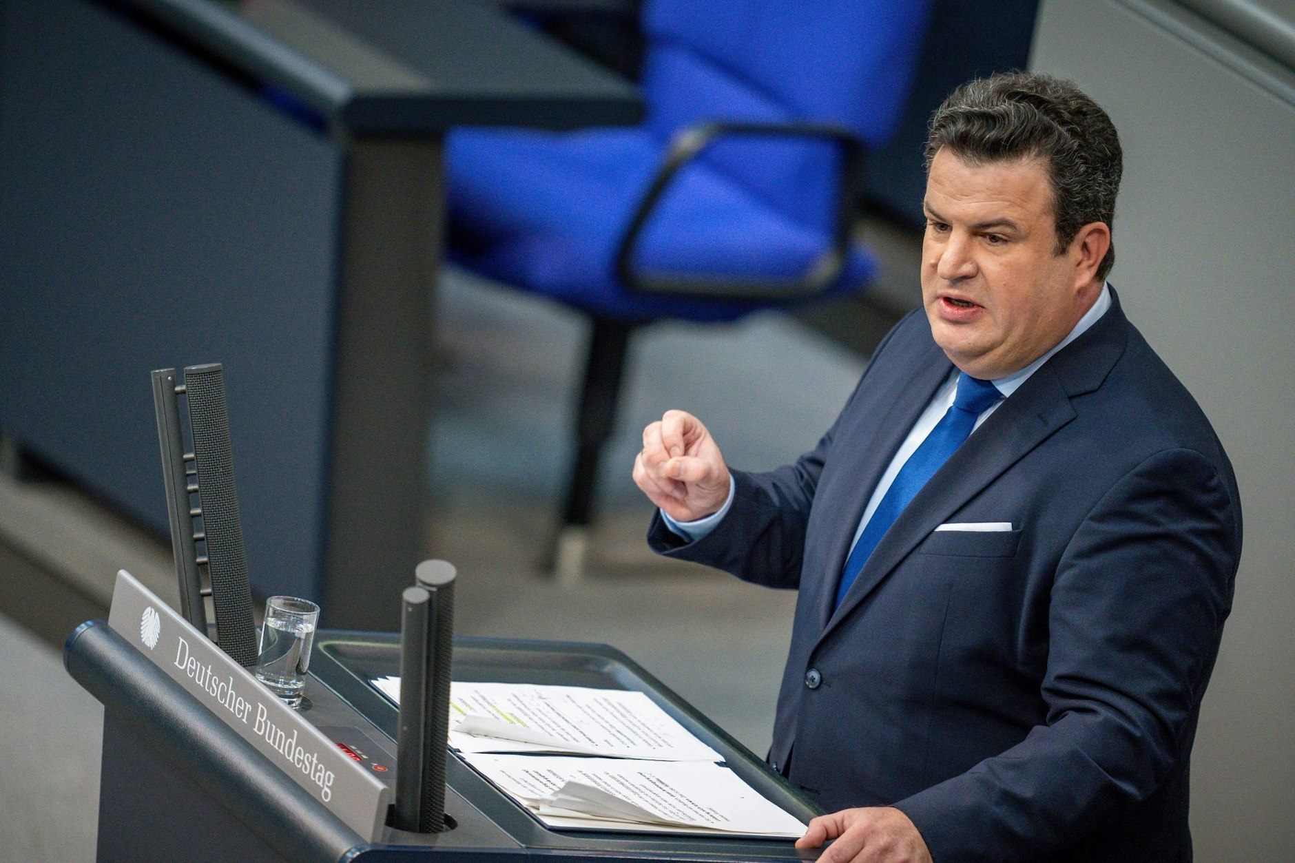 ARCHIV - Hubertus Heil (SPD), Bundesminister für Arbeit und Soziales, spricht im Bundestag.  
