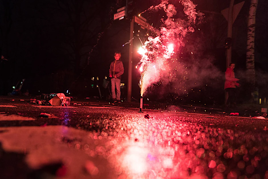 Ein Bodenfeuerwerk auf einer Straße in Berlin.
