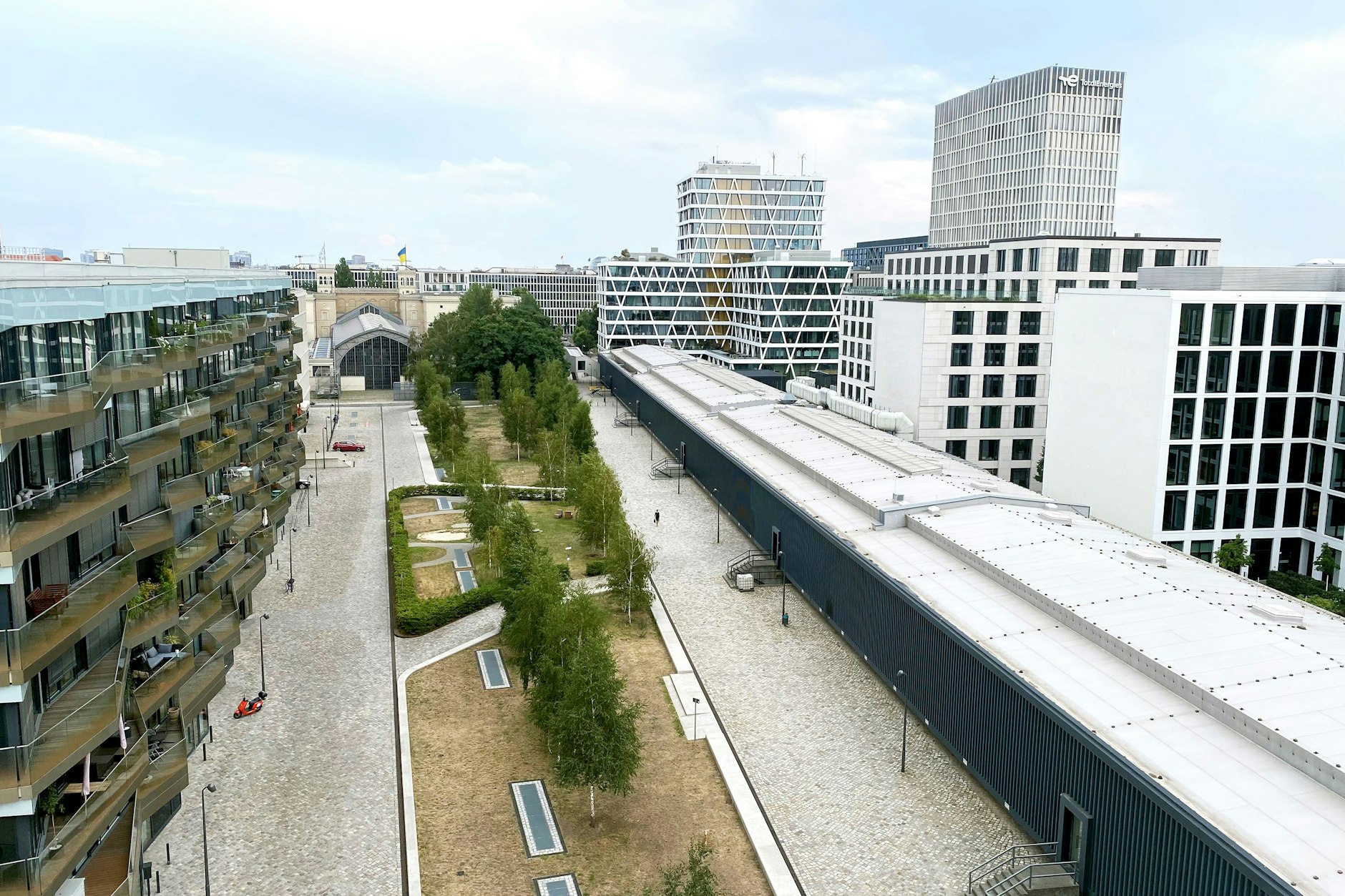 Die 250 Meter langen Rieckhallen bleiben als Ausstellungsfläche hinter dem Hamburger Bahnhof (hinten links) erhalten.