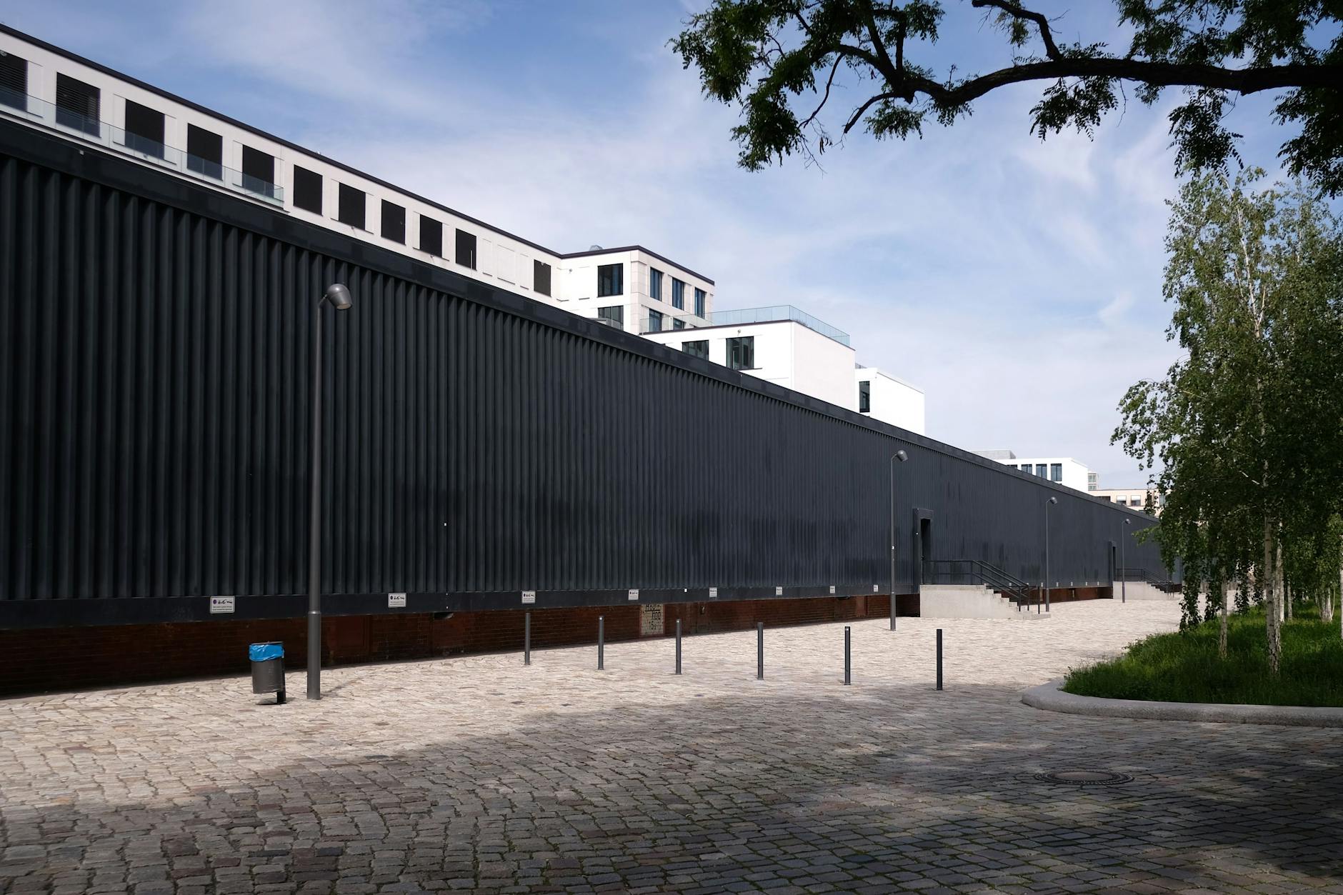 Die Rieckhallen mit Birkenhain am Nationalgalerie-Museum Hamburger Bahnhof. Hier hat die junge Kunst nun auch weiterhin ein Zuhause.