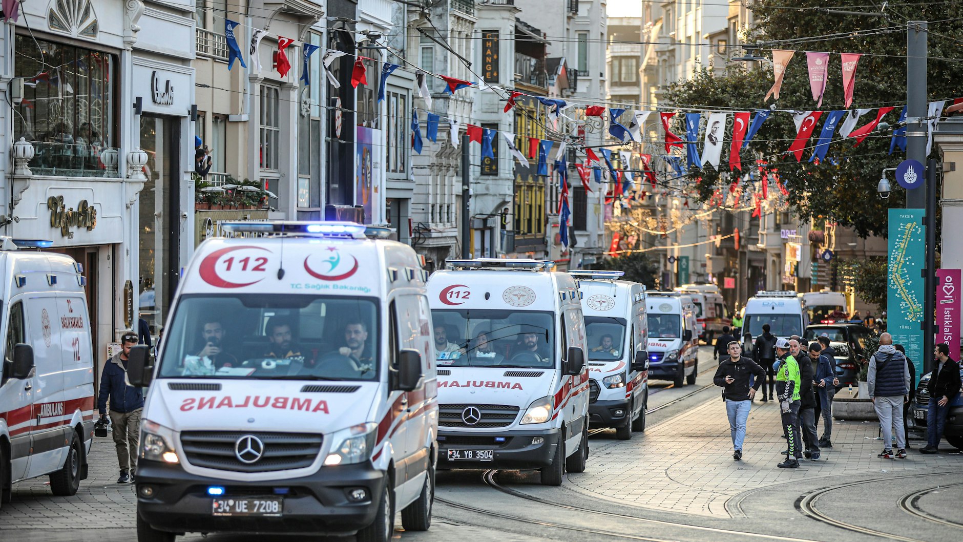 Kolonnen von Rettungswagen waren auf der Istiklal-Straße unterwegs, um Verletzte zu bergen.