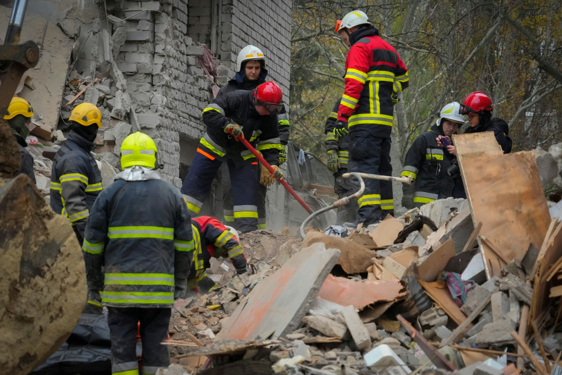 Ukrainische Rettungskräfte arbeiten an einem Gebäude in Mykolajiw, das durch russischen Beschuss zerstört wurde.&nbsp;