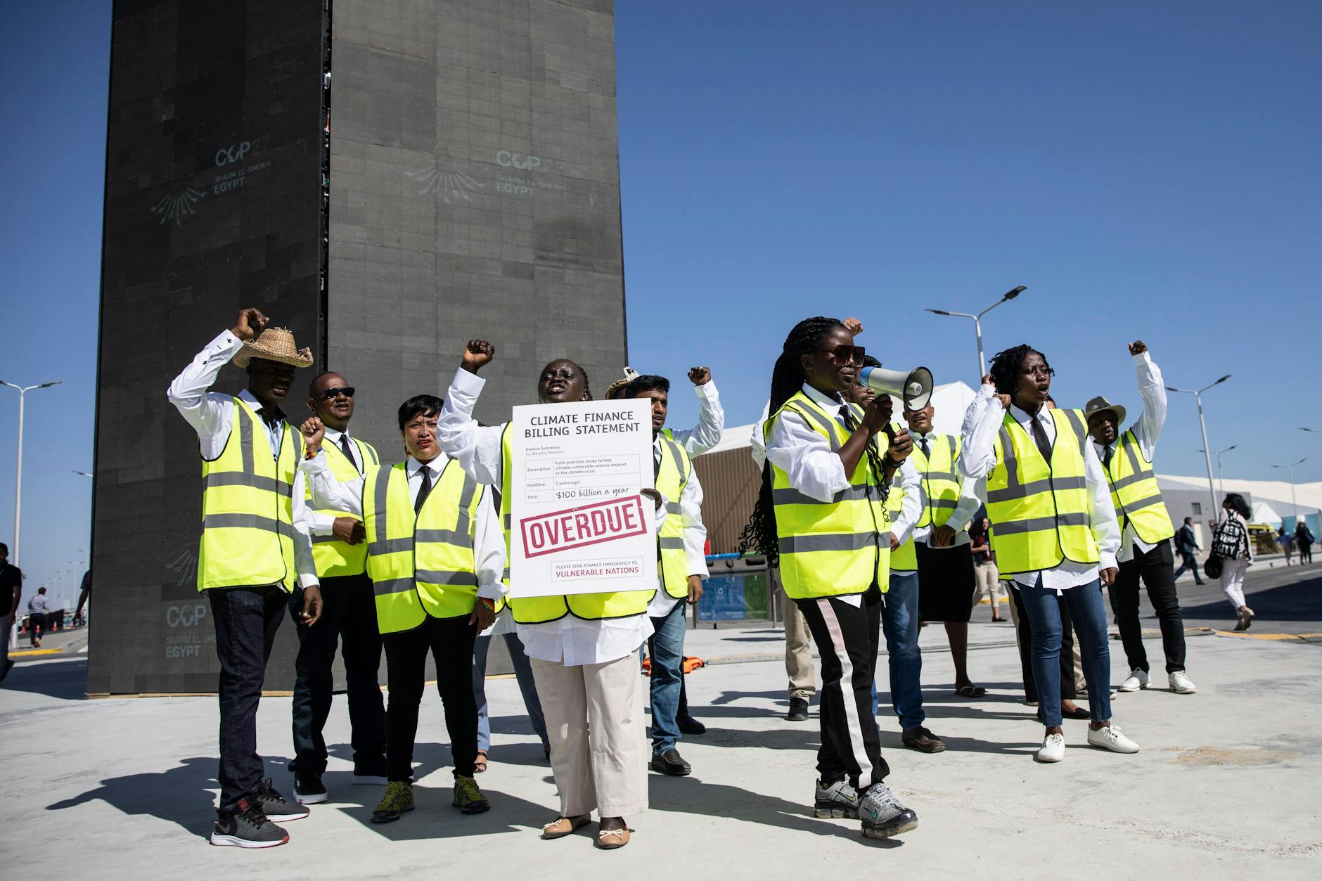 Aktivisten protestieren auf der UN-Klimakonferenz COP27.