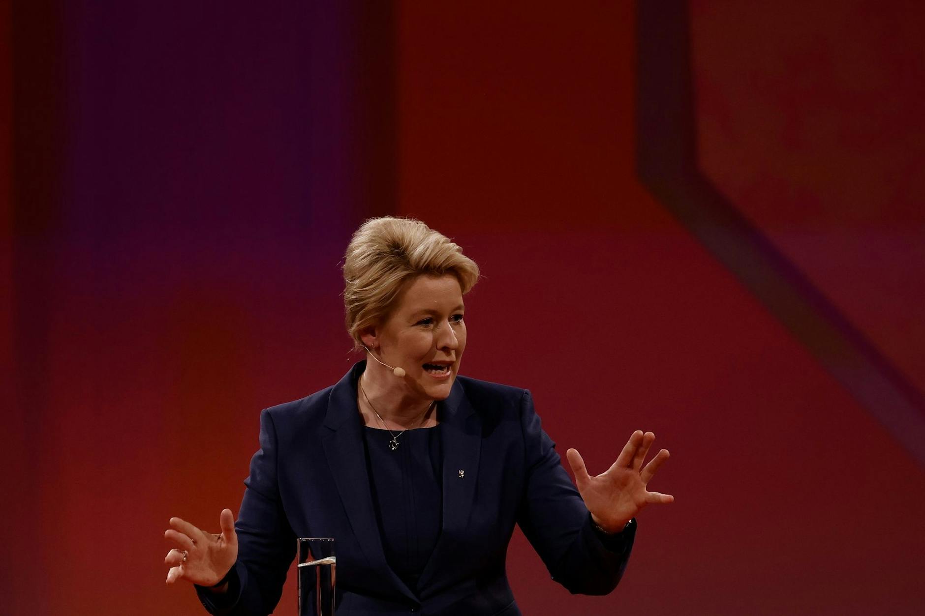 ARCHIV - Franziska Giffey (SPD), regierende Bürgermeisterin von Berlin, spricht beim Landesparteitag.