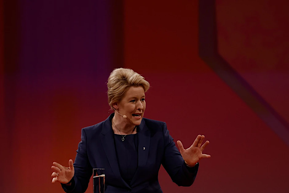 ARCHIV - Franziska Giffey (SPD), regierende Bürgermeisterin von Berlin, spricht beim Landesparteitag.  