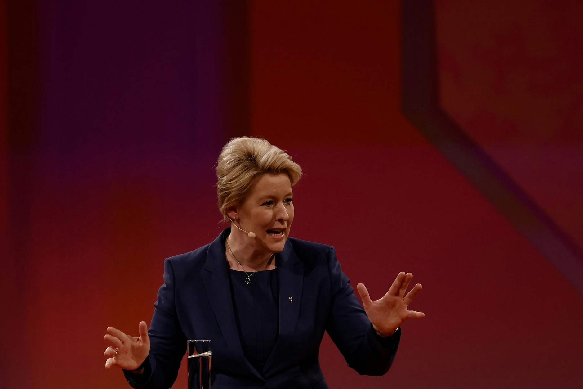 ARCHIV - Franziska Giffey (SPD), regierende Bürgermeisterin von Berlin, spricht beim Landesparteitag.  