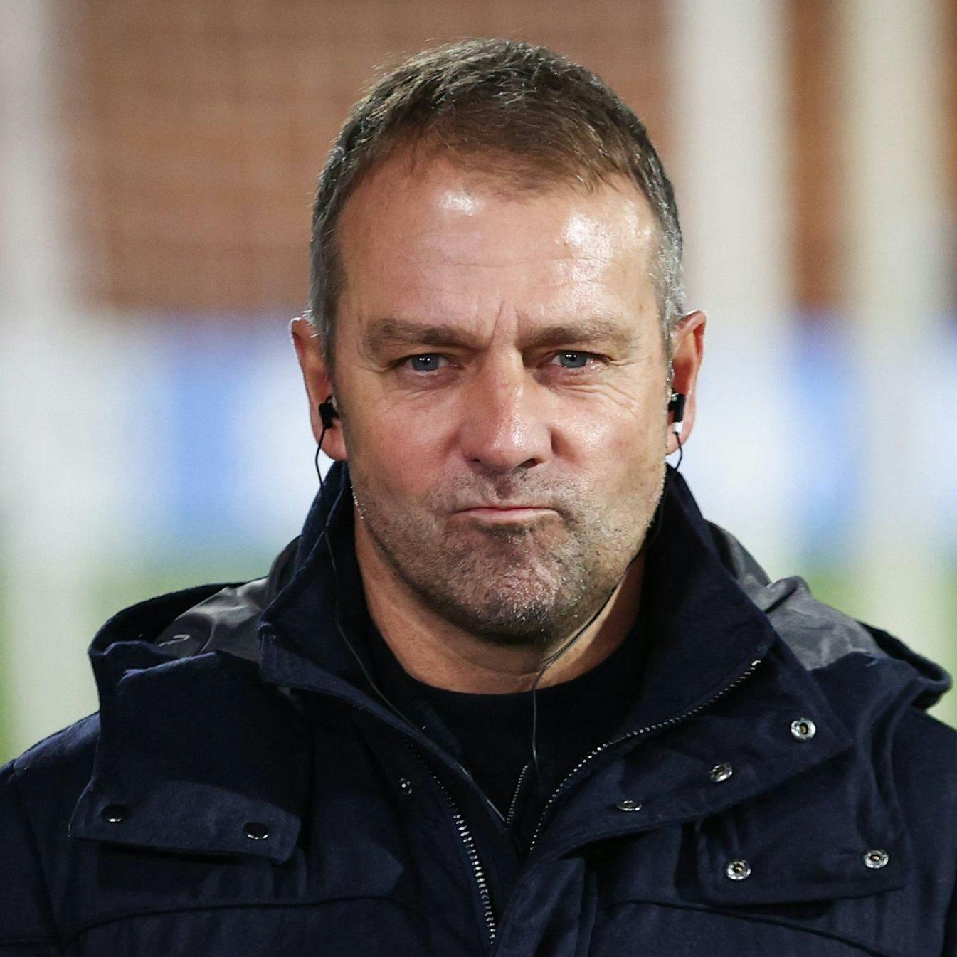 Hansi Flick sieht schon mal ganz siegessicher aus. Er will den Supercoup in Katar schaffen.