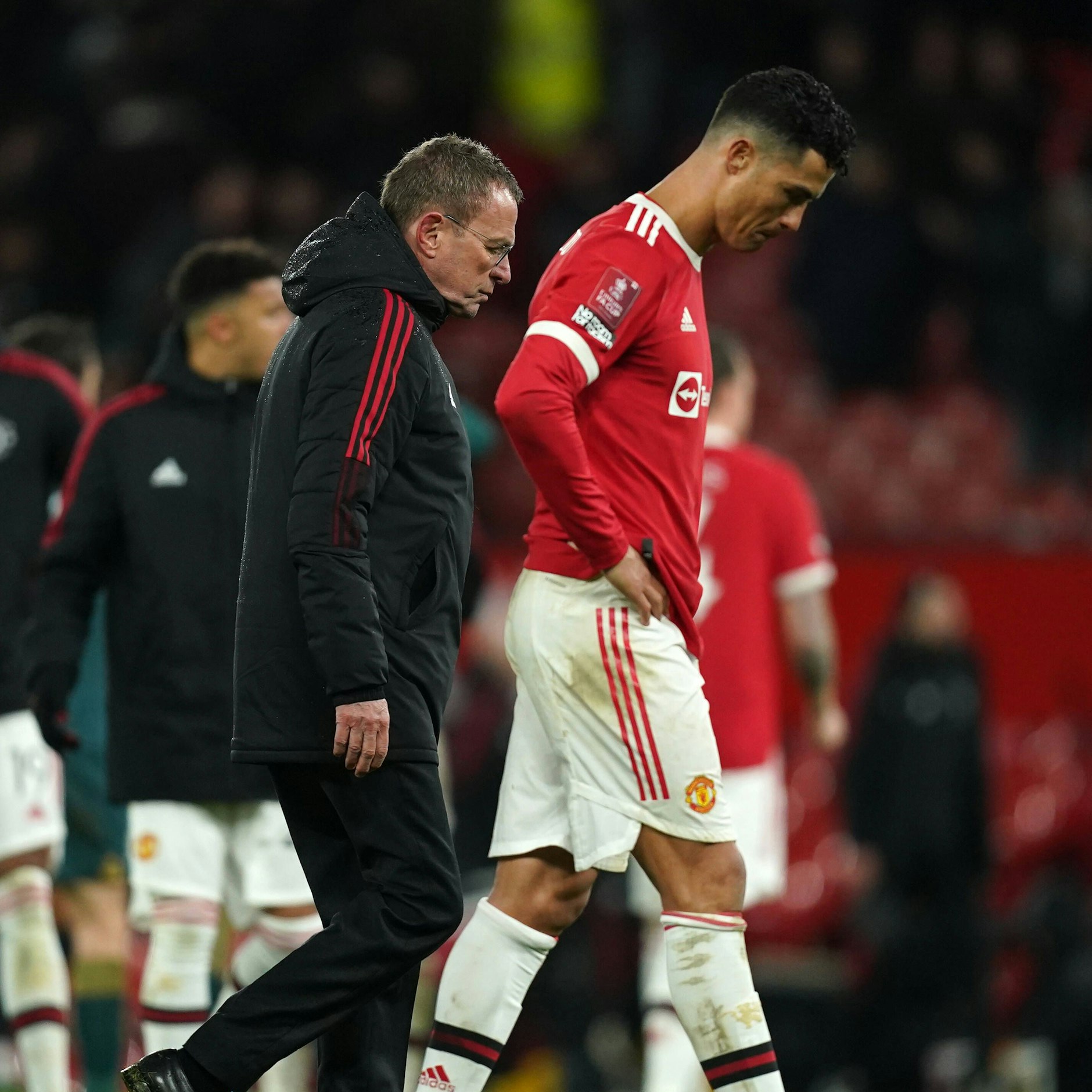Wenn sich zwei Männer nichts zu sagen haben, sieht es so aus: Trainer Ralf Rangnick und Cristiano Ronaldo.
