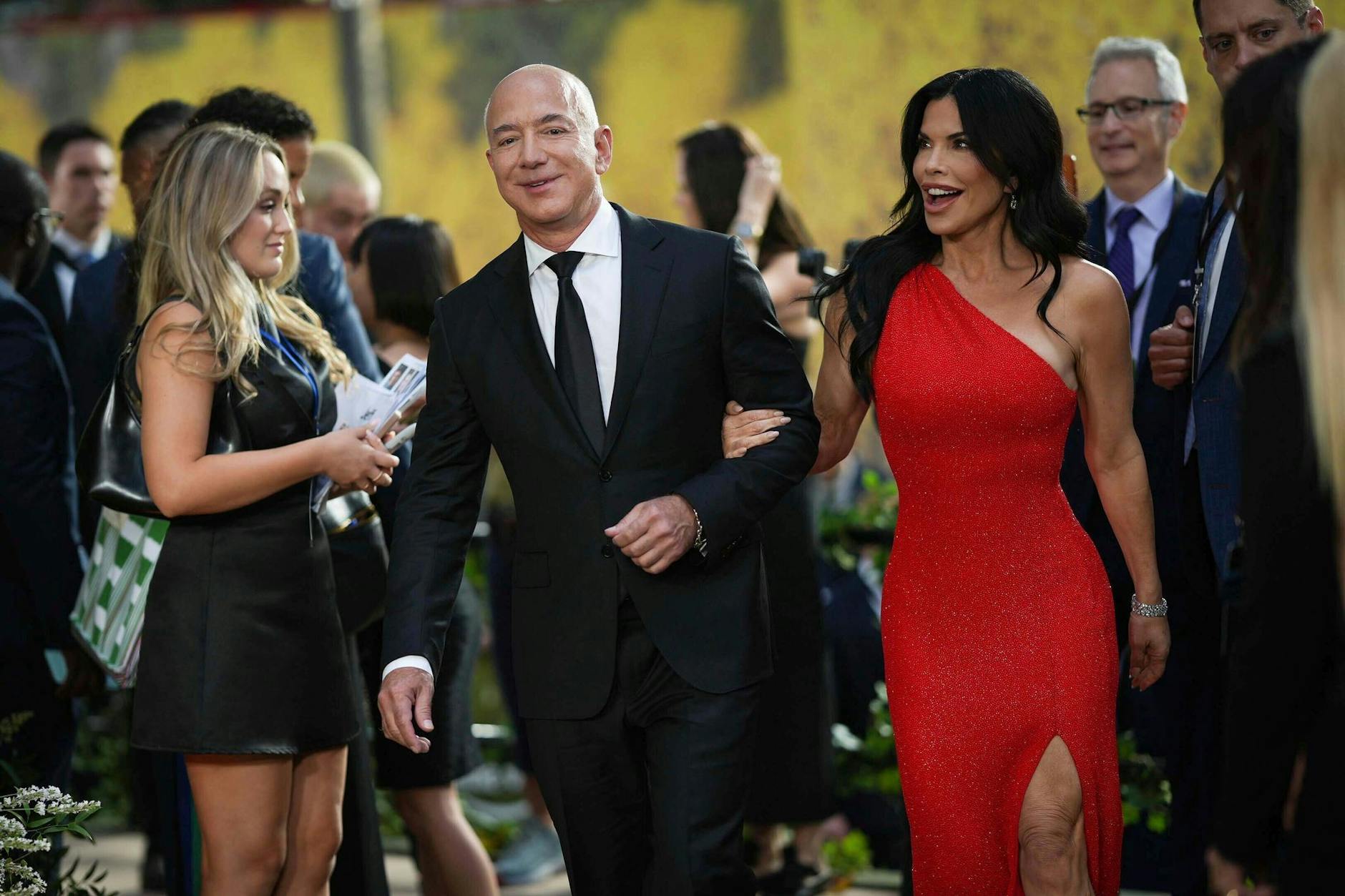 Amazon-Gründer Jeff Bezos und seine Freundin Lauren Sanchez bei der Weltpremiere der Serie Die Serie «Der Herr der Ringe: Die Ringe der Macht» in London. (Archivbild)