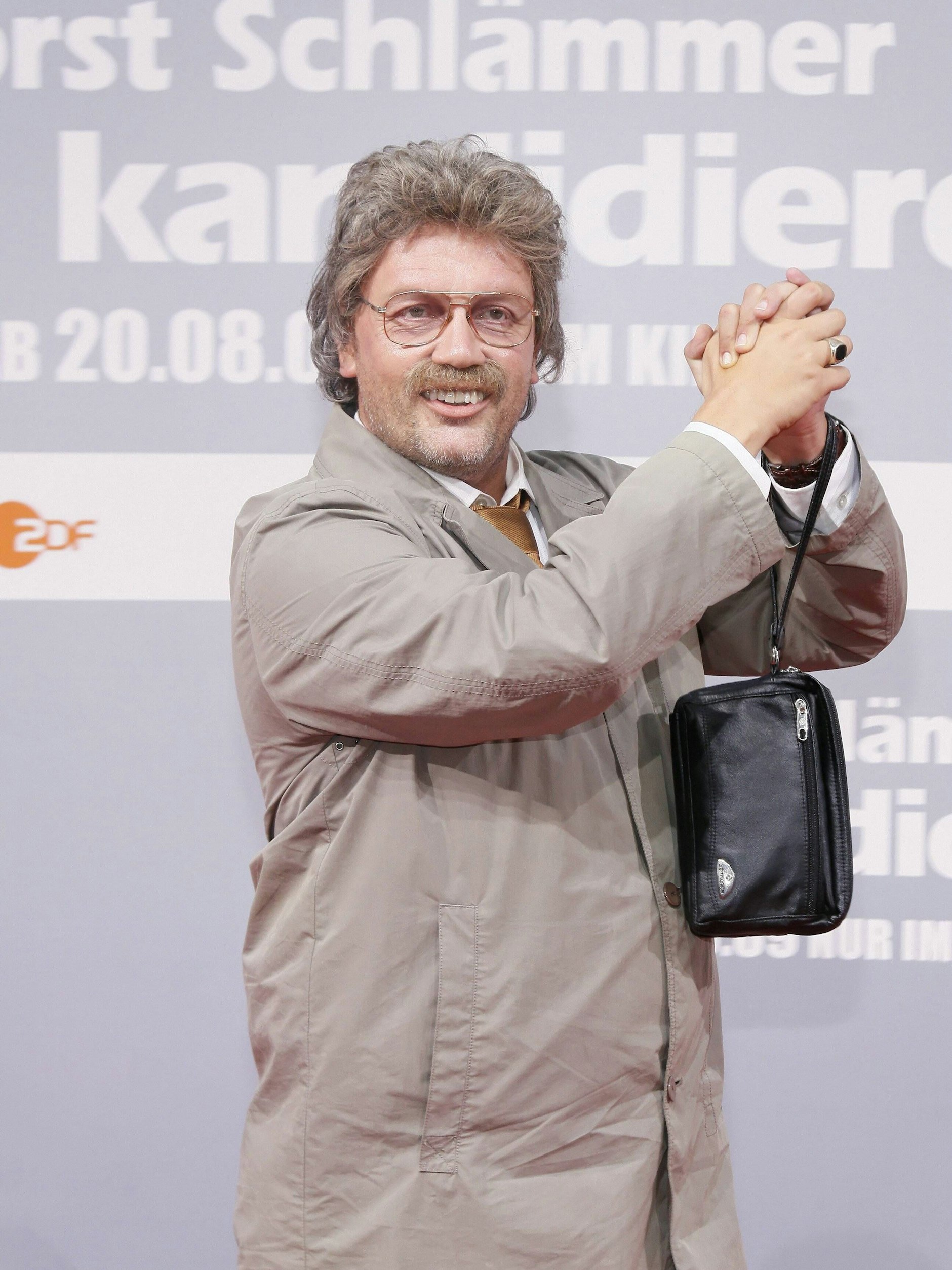 Einer der bekanntesten Träger der Männer-Handtasche: Horst Schlämmer.