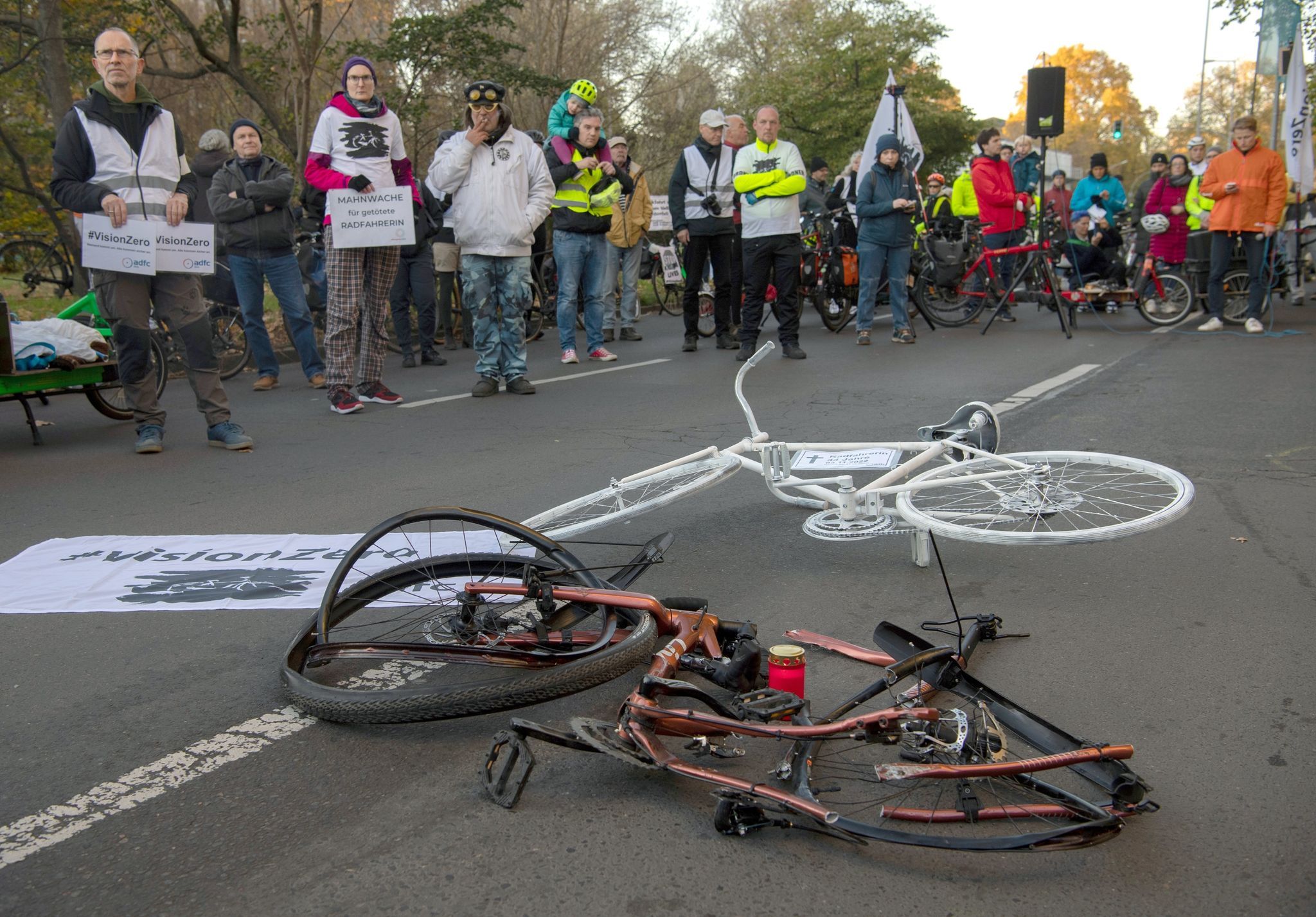 Image - Senat sieht Zusammenhang zwischen Klima-Kleber-Protest und Verzögerung bei Rettungseinsatz