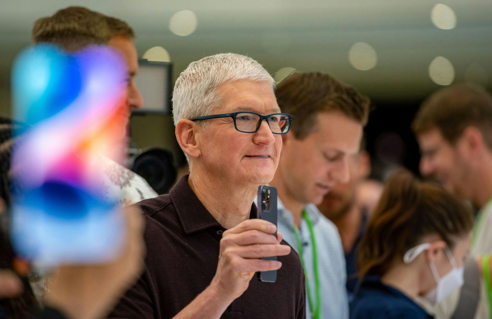 ARCHIV - Apple-Chef Tim Cook mit einem neuen iPhone 14 auf der Neuheitenveranstaltung im September 2022.