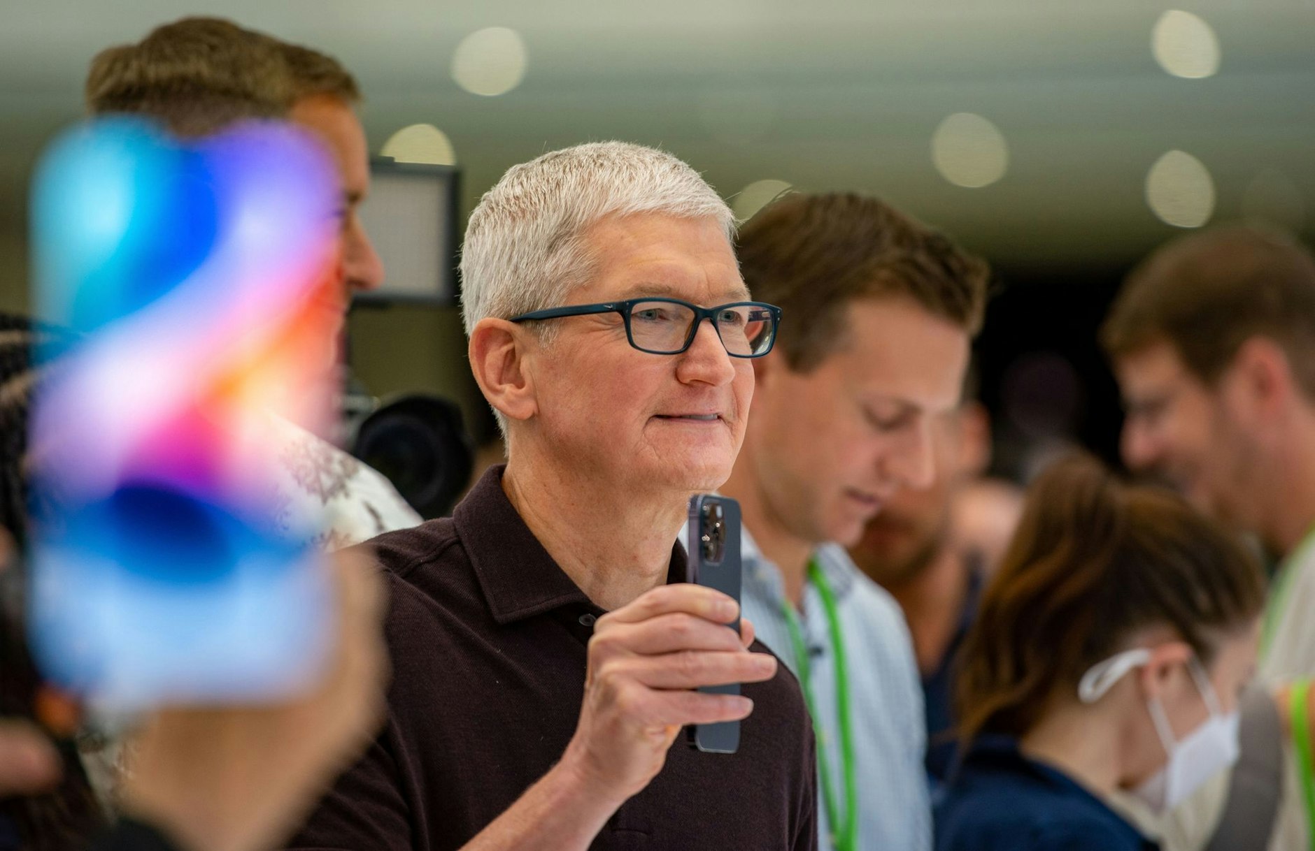 ARCHIV - Apple-Chef Tim Cook mit einem neuen iPhone 14 auf der Neuheitenveranstaltung im September 2022.  