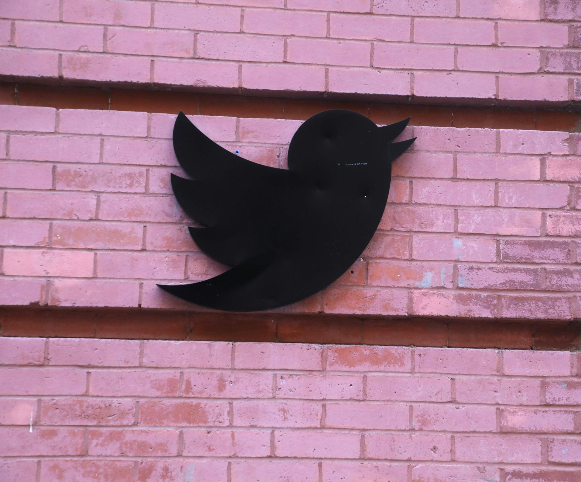 Das Twitter-Logo hängt außen an den Büros in der 249 17th Street in Chelsea, New York.  dpa