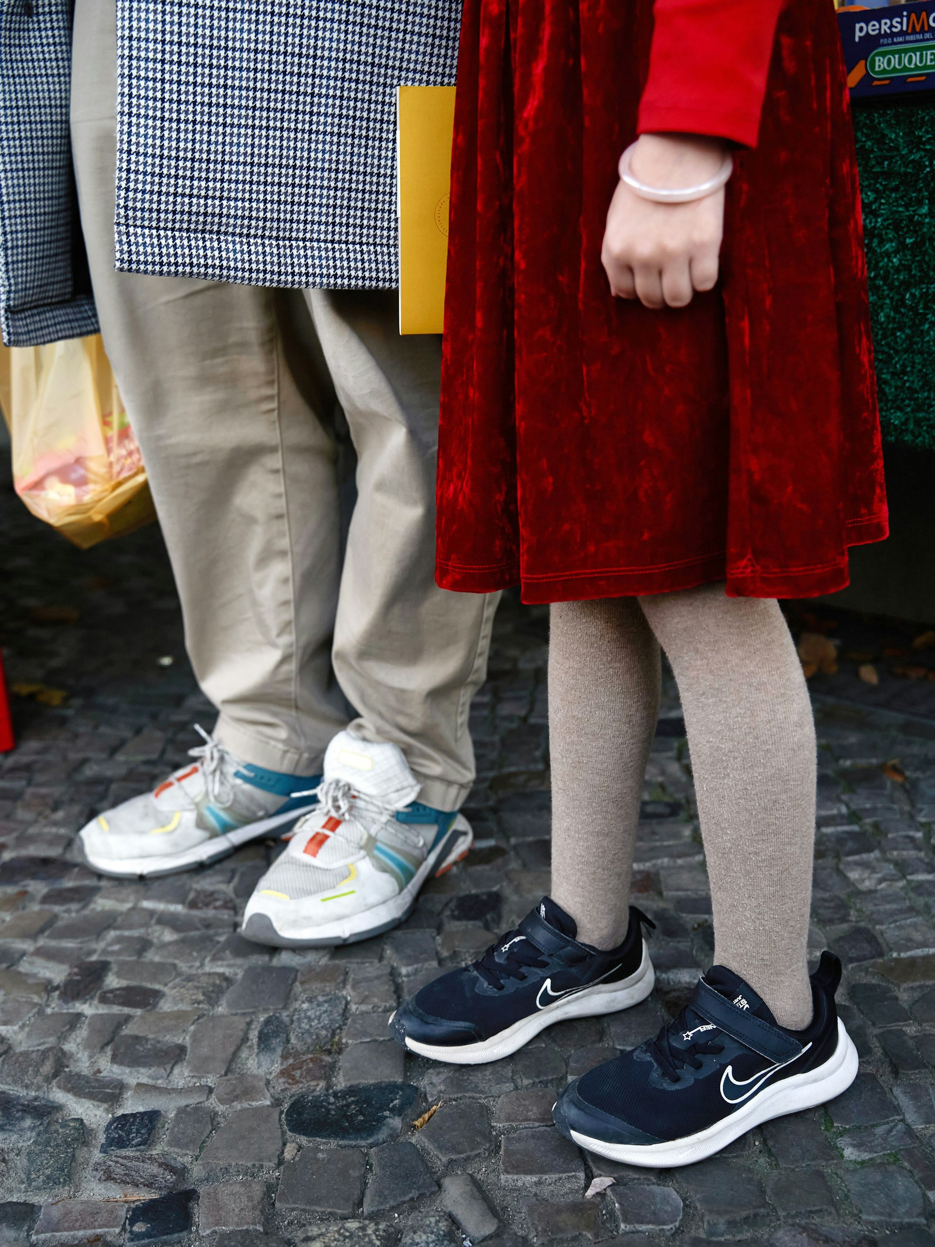 Von Kopf bis Fuß top gedresst: Sneaker von Lacoste und von Nike.