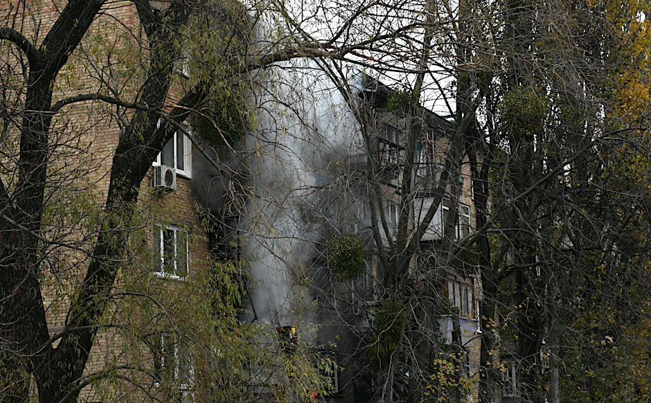 Ein beschädigtes Gebäude am Ort des russischen Beschusses. Wie die Behörden mitteilten, wurden Wohngebäude im Herzen der ukrainischen Hauptstadt getroffen.