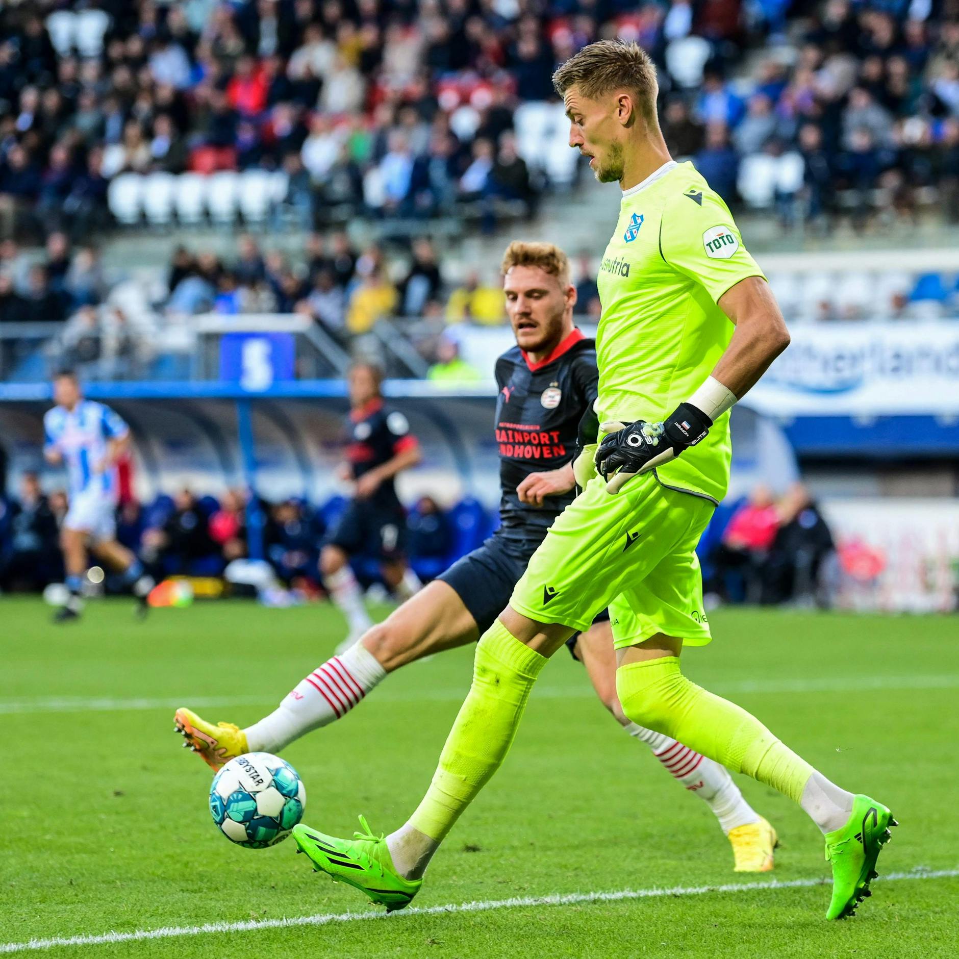 Torwart Andries Noppert, der Hüne von Heerenveen, spielt für Holland.