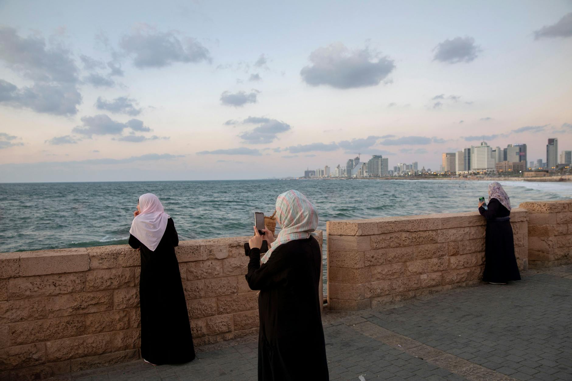 Palästinensisch-israelische Frauen am Mittelmeer in Jaffa bei Tel Aviv.