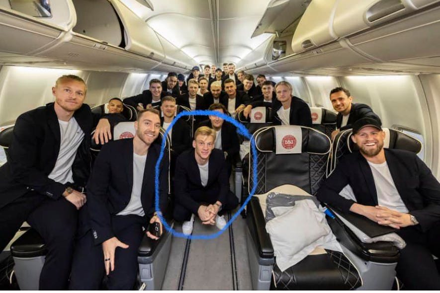 Herthas Torwart Oliver Christensen im Flieger nach Katar. Er sitzt als WM-Debütant im Mittelpunkt.