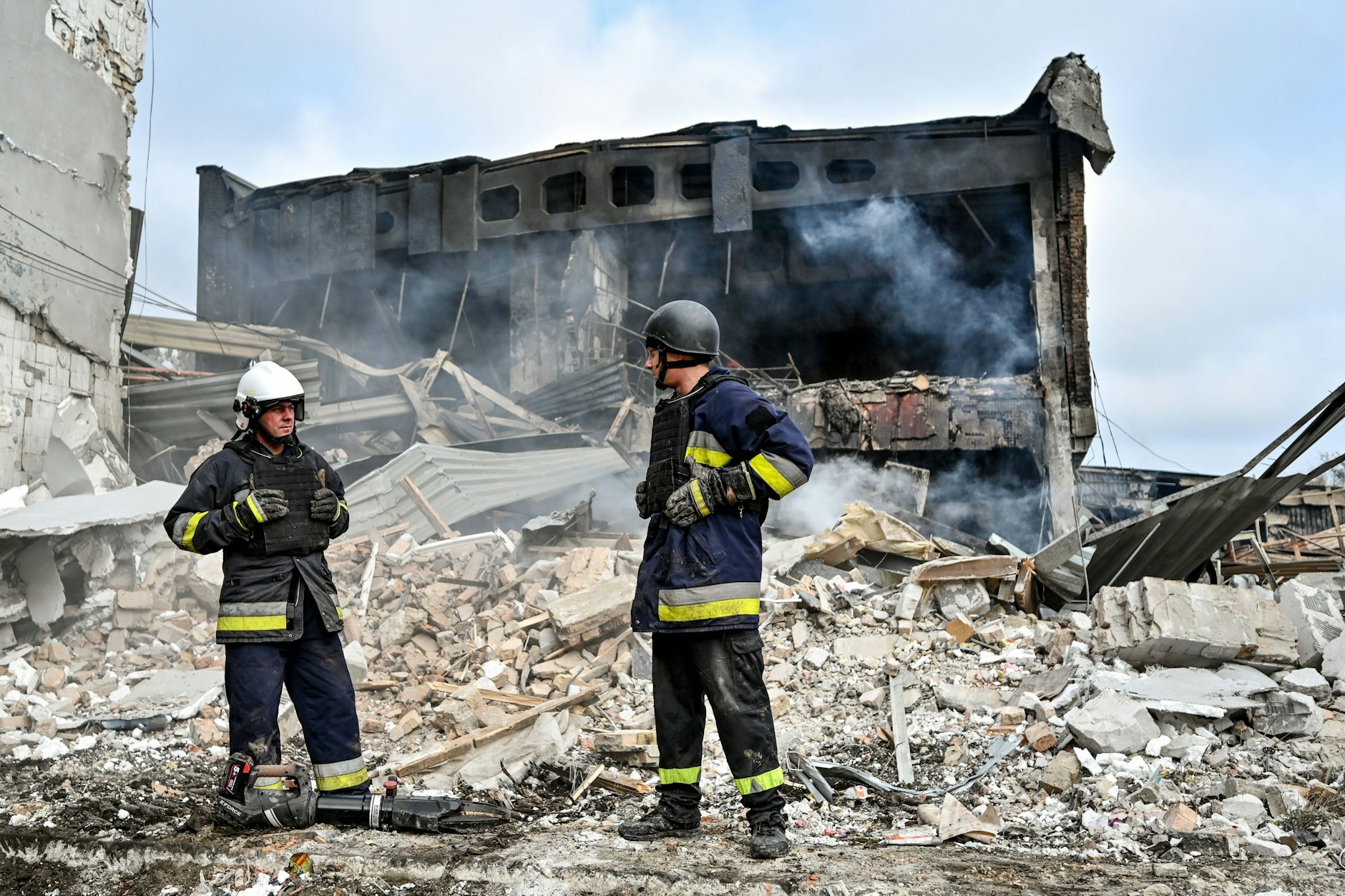 Ukrainische Rettungskräfte stehen nach einem russischen Raketenangriff vor einem zerstörten Gebäude (Archivbild).&nbsp;
