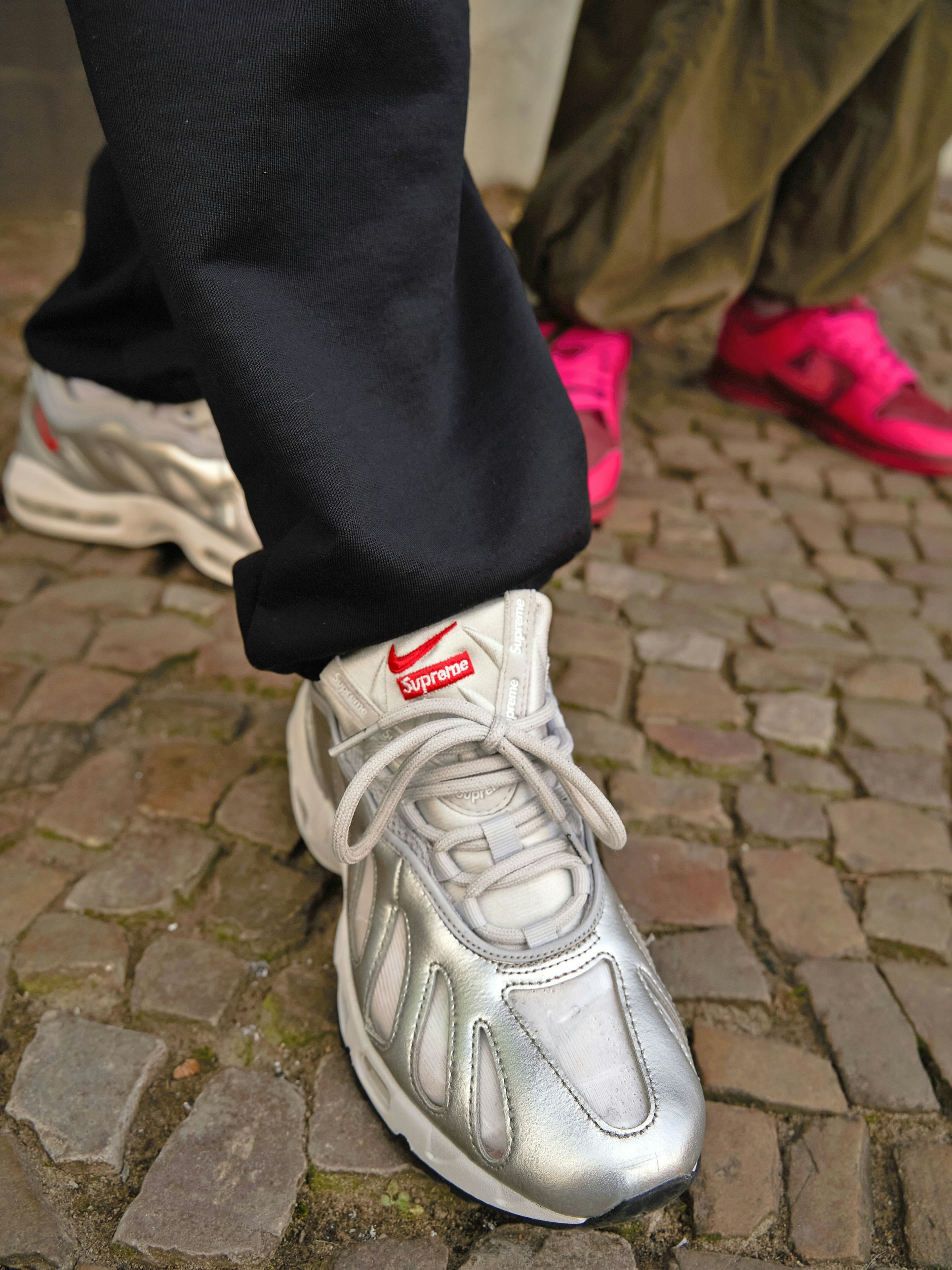 Yakov trägt limitierte Nike x Supreme Air Max 96. Olya trägt Nike Dunk Low in der Edition „Valentine’s Day 2022“, ein Geschenk von Yakov.