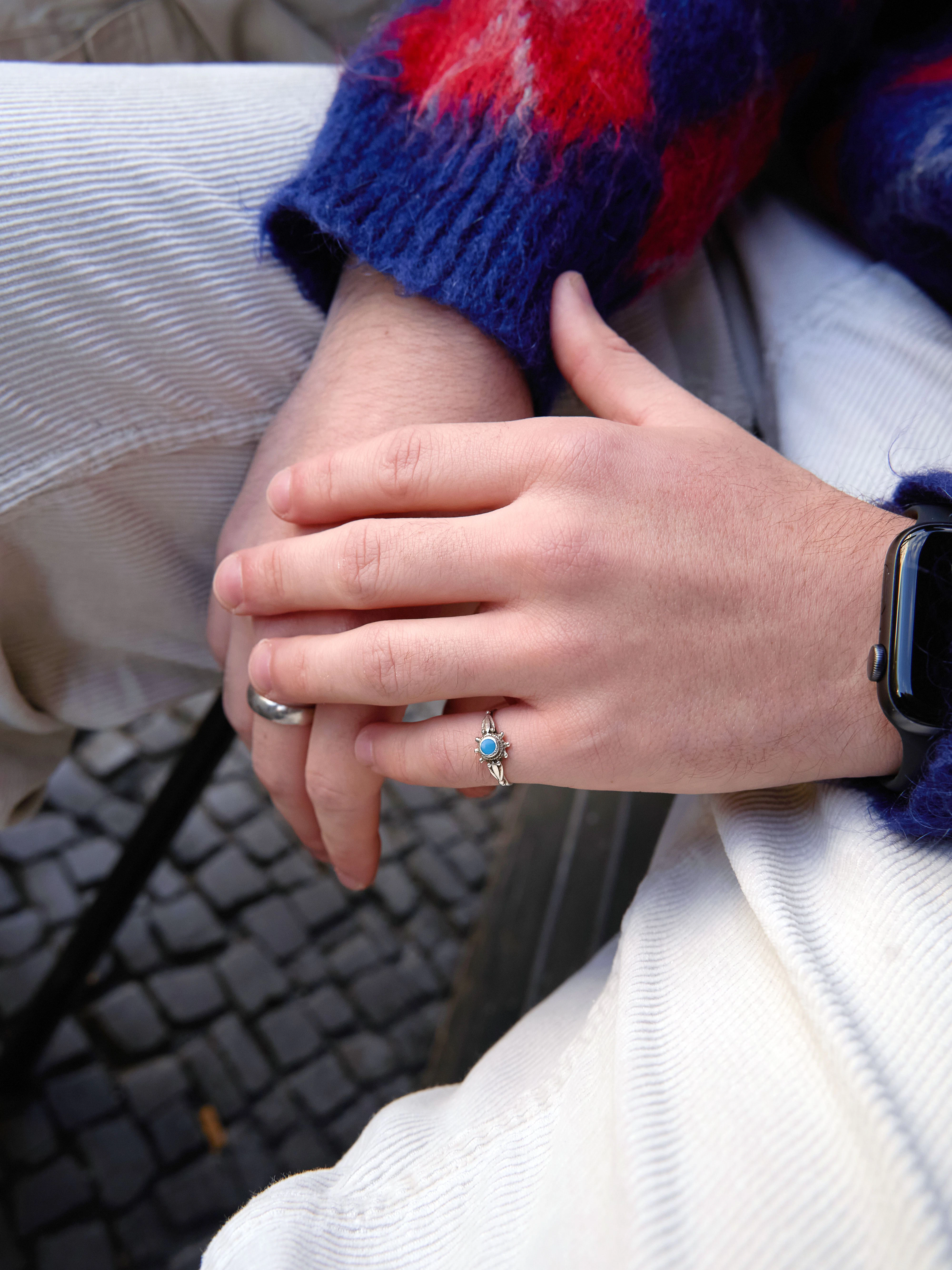 Paul studiert Bildungswissenschaften und wohnt in Wedding. Der kleine Ring mit Stein ist ein Fundstück, der breite Silberring an der rechten Hand ist das Geschenk einer Freundin.&nbsp;