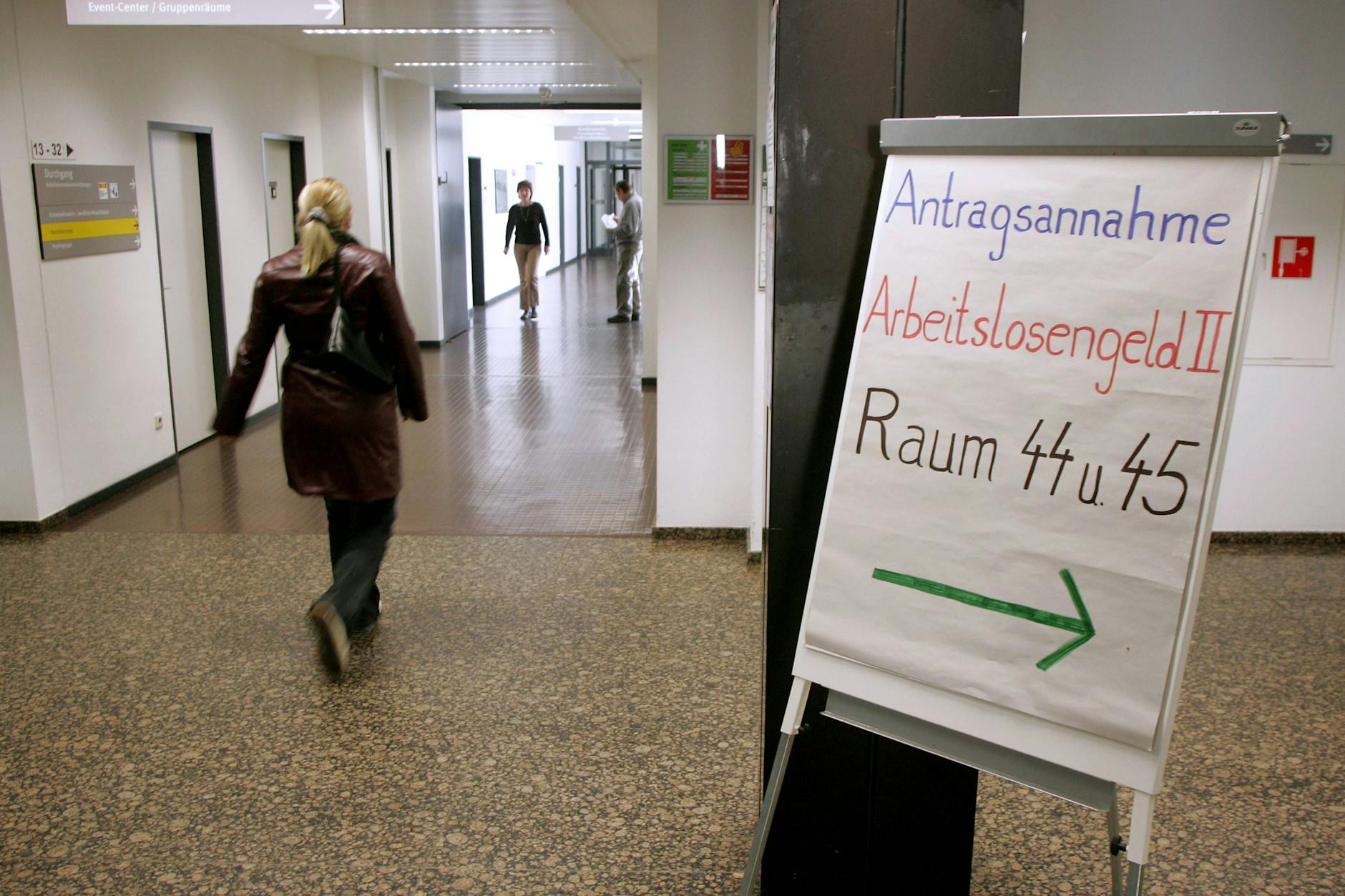 Der Wegweiser im Jobcenter zum Arbeitslosengeld II, allgemein als Hartz IV bekannt, soll sich ändern. Ob am 1. Januar Bürgergeld auf dem Aufsteller steht, ist noch offen