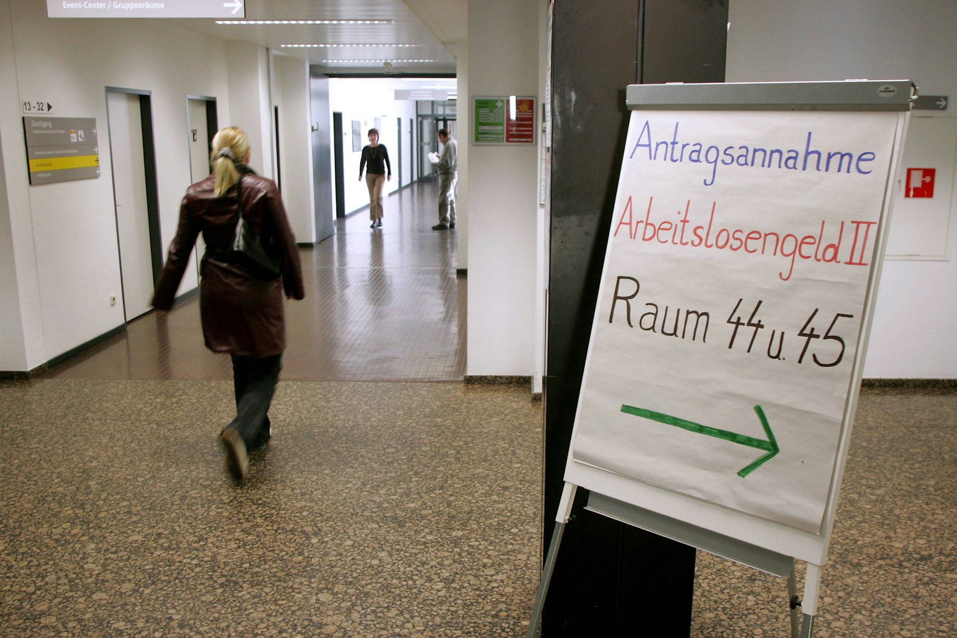 Der Wegweiser im Jobcenter zum Arbeitslosengeld II, allgemein als Hartz IV bekannt, soll sich ändern. Ob am 1. Januar Bürgergeld auf dem Aufsteller steht, ist noch offen