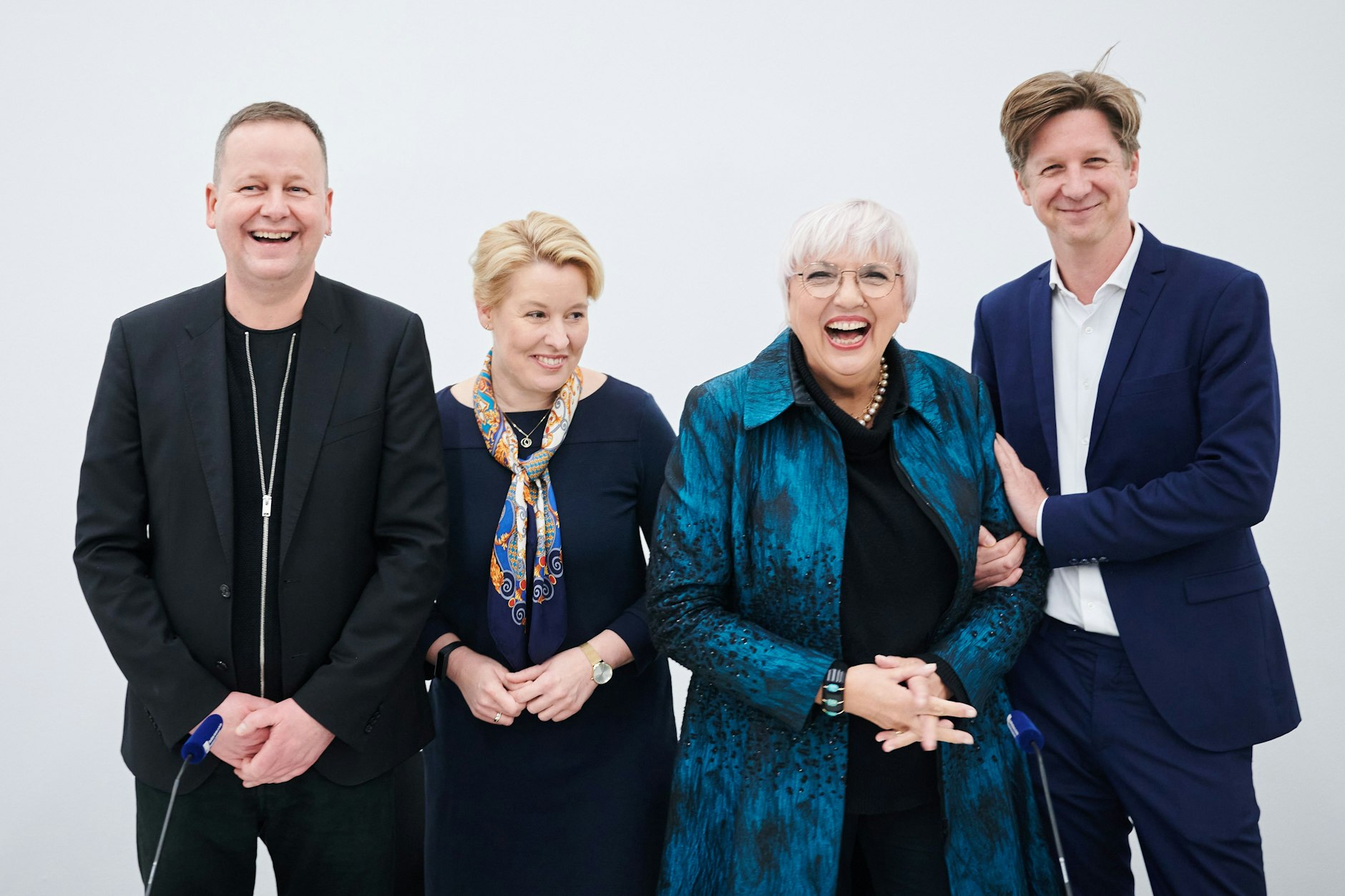 Gruppenfoto mit Freuden-Mienen: Klaus Lederer (l-r, Die Linke), Berlins Senator für Kultur und Europa , Franziska Giffey (SPD), Regierende Bürgermeisterin, Claudia Roth (Bündis90/Die Grünen), Staatsministerin und Beauftragte der Bundesregierung für Kultur und Medien, und Daniel Wesener (Bündis90/Die Grünen), Berlins Senator für Finanzen,&nbsp; am Dienstag in der Nationalgalerie der Gegenwart im Hamburger Bahnhof&nbsp;