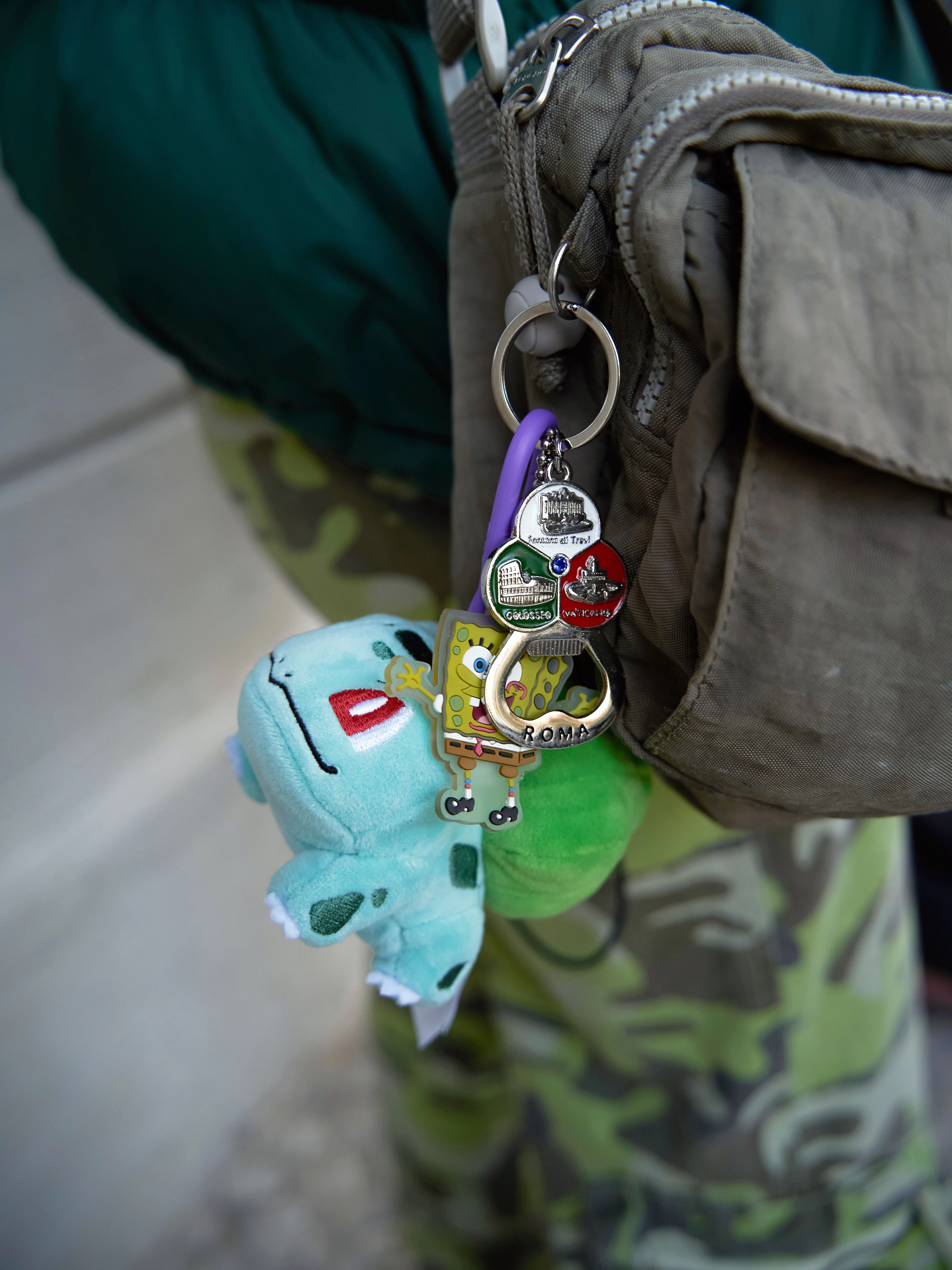 An Emilys Tasche baumeln: Pokémons, SpongeBob und ein Souvenier-Flaschenöffner aus Rom.