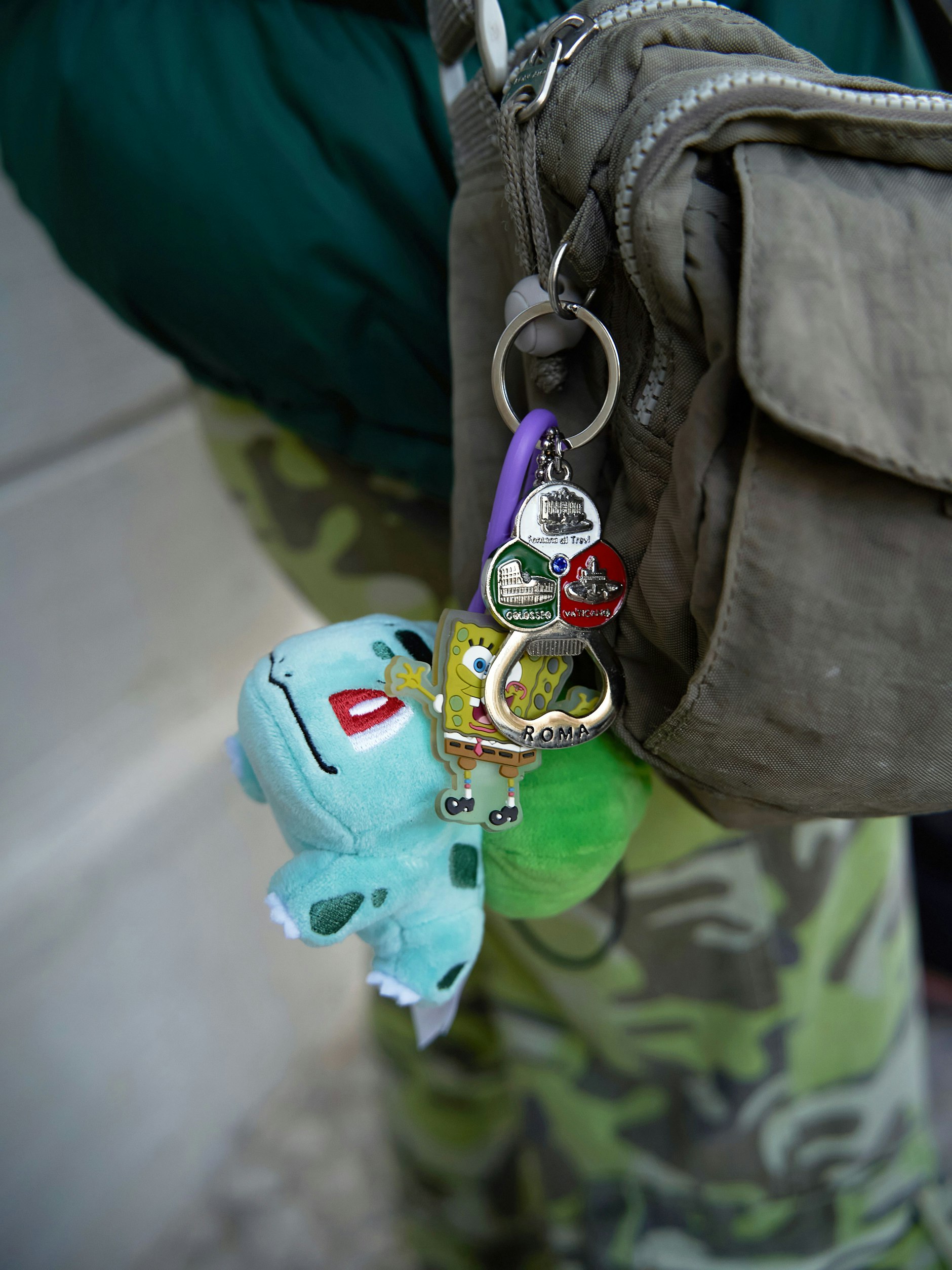 An Emilys Tasche baumeln: Pokémons, SpongeBob und ein Souvenier-Flaschenöffner aus Rom.