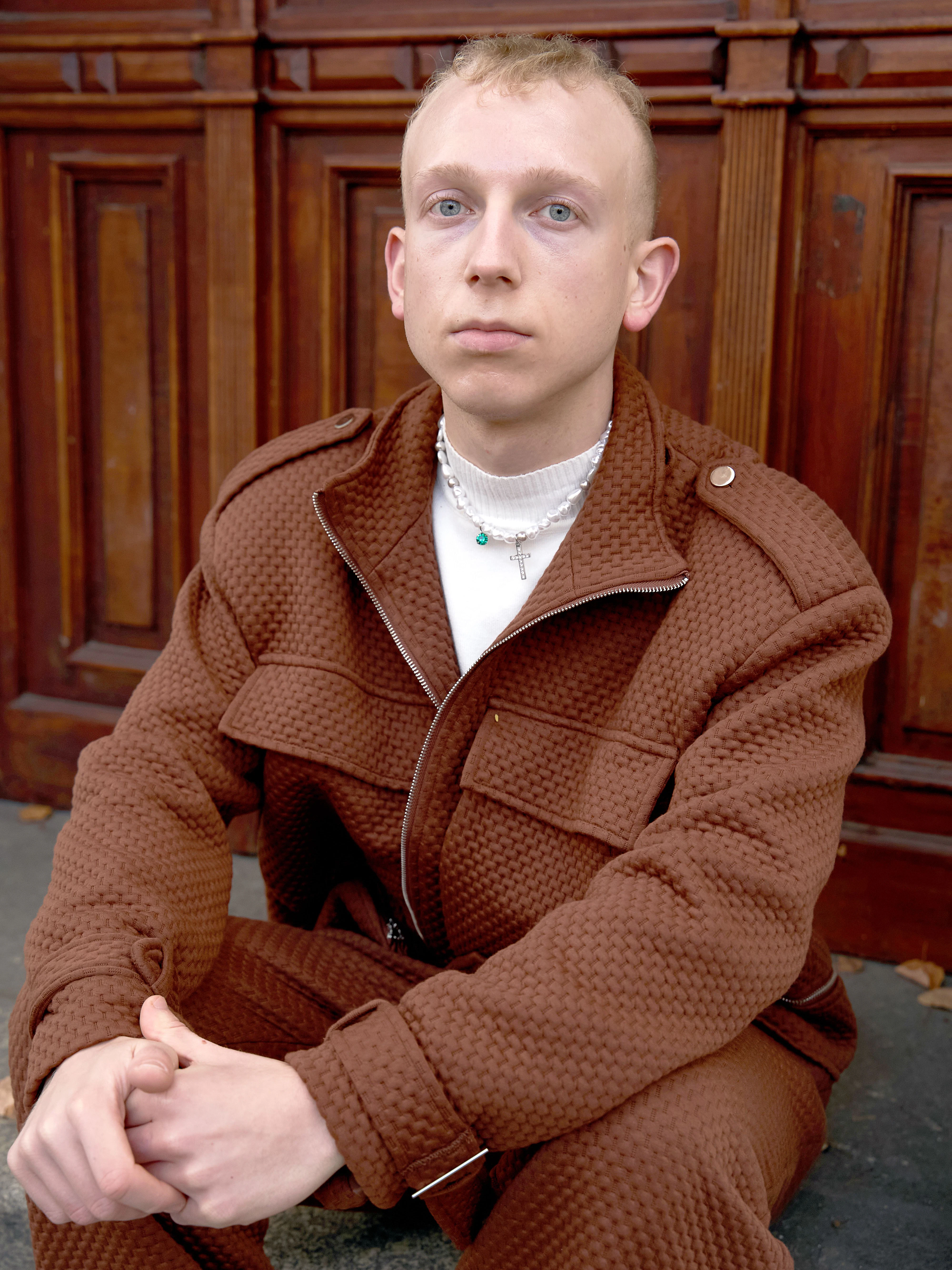 Gökhun wohnt in Wittenau und arbeitet als Barista, an seinem freien Tag chillt er in der Torstraße. Das Outfit samt Schmuck hat er komplett auf thekoreanfashion.com eingekauft, die Plattform hat er über Instagram entdeckt. „Man wartet manchmal zwanzig Tage, bis die Sachen kommen, aber sie kommen“, erzählt er.
