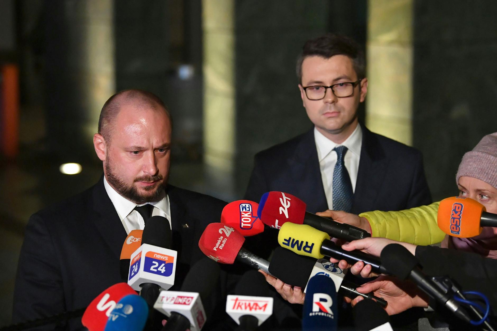 Der polnische Regierungssprecher Piotr Mueller (r) und der Leiter des Büros für Nationale Sicherheit Born Jacek Siewiera (l) während einer Pressekonferenz nach der Sitzung des Sicherheitsrates.