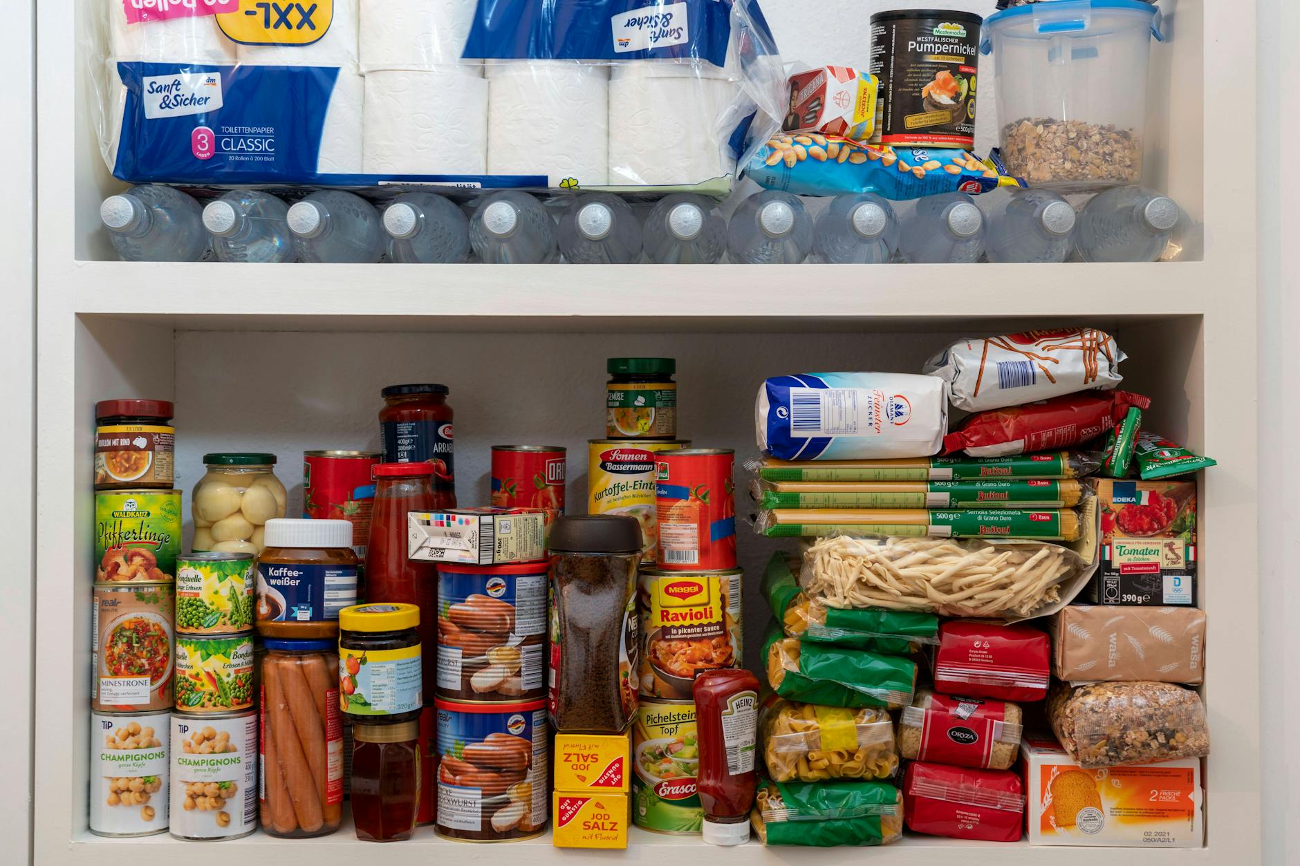 Lebensmittel: Vorrat in einem privaten Haushalt. 