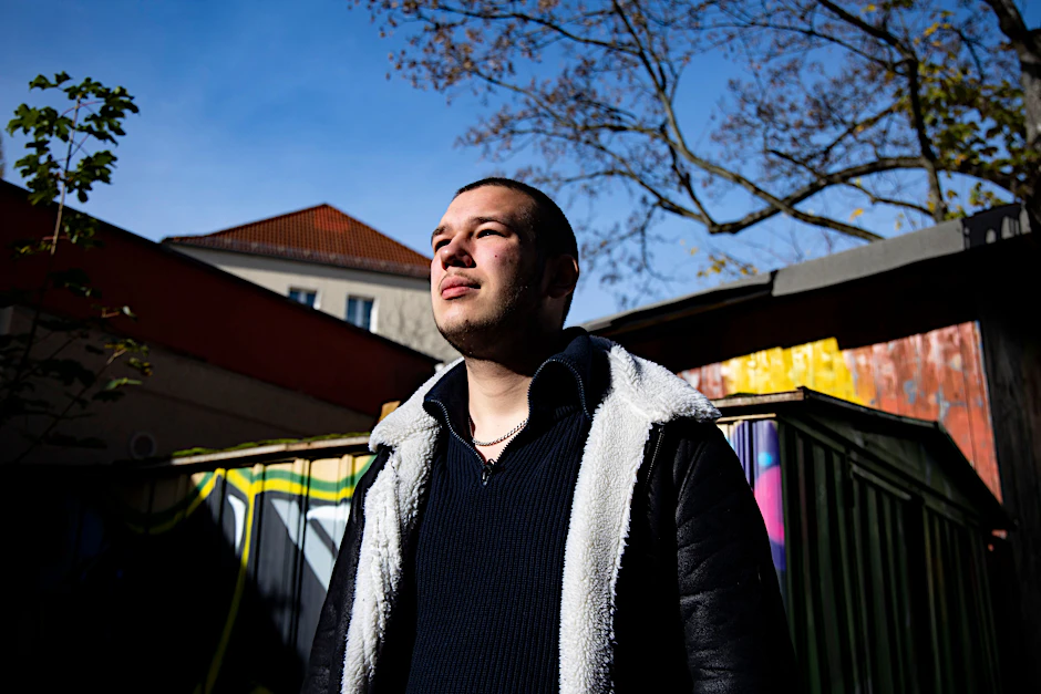 Marlon Mommert im Garten des Jugendclubs Cafe Köpenick in Berlin.