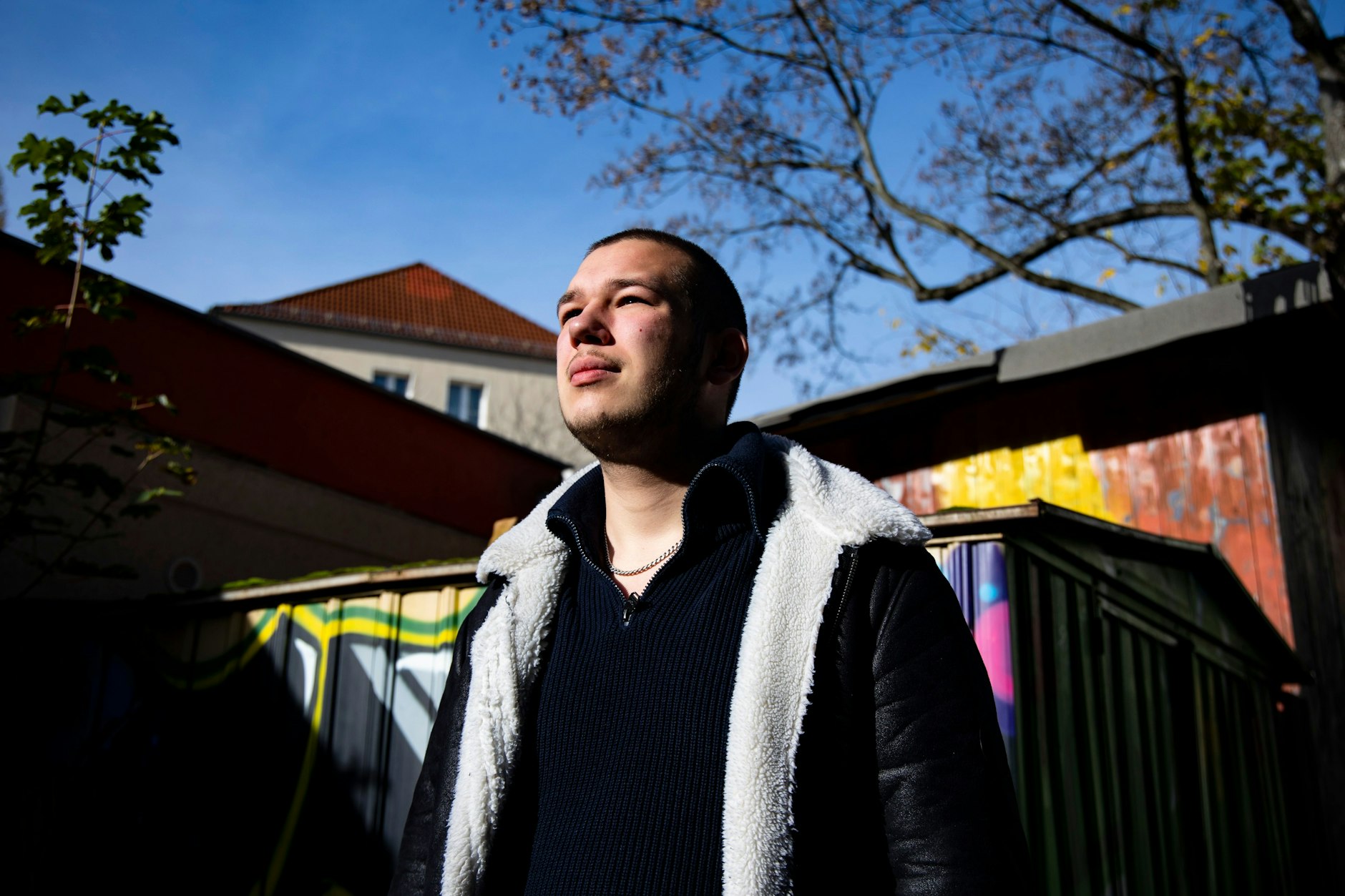 Marlon Mommert im Garten des Jugendclubs Cafe Köpenick in Berlin.