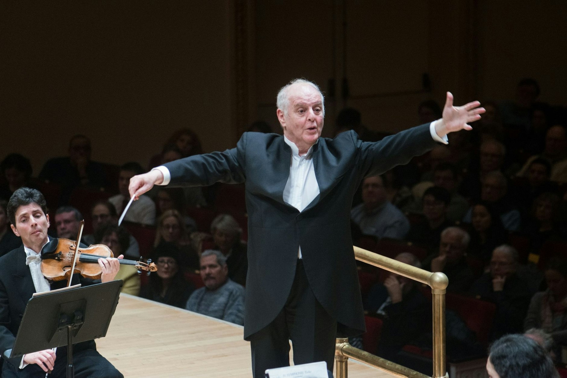 ARCHIV - Der Dirigent Daniel Barenboim und die Staatskapelle Berlin treten in der Carnegie Hall auf.  