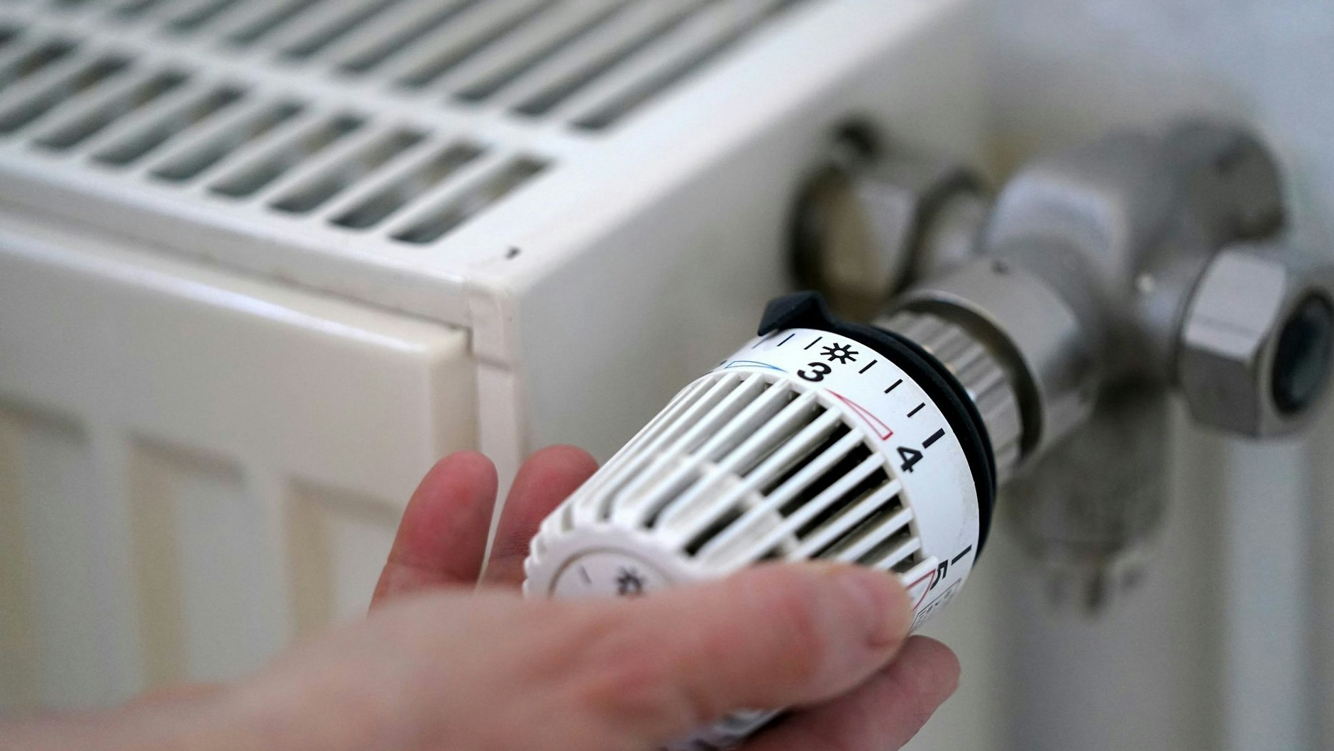 Jeder Strich weniger auf dem Heizungs-Thermostat senkt die Temperatur um ein Grad und spart sechs Prozent Energie.